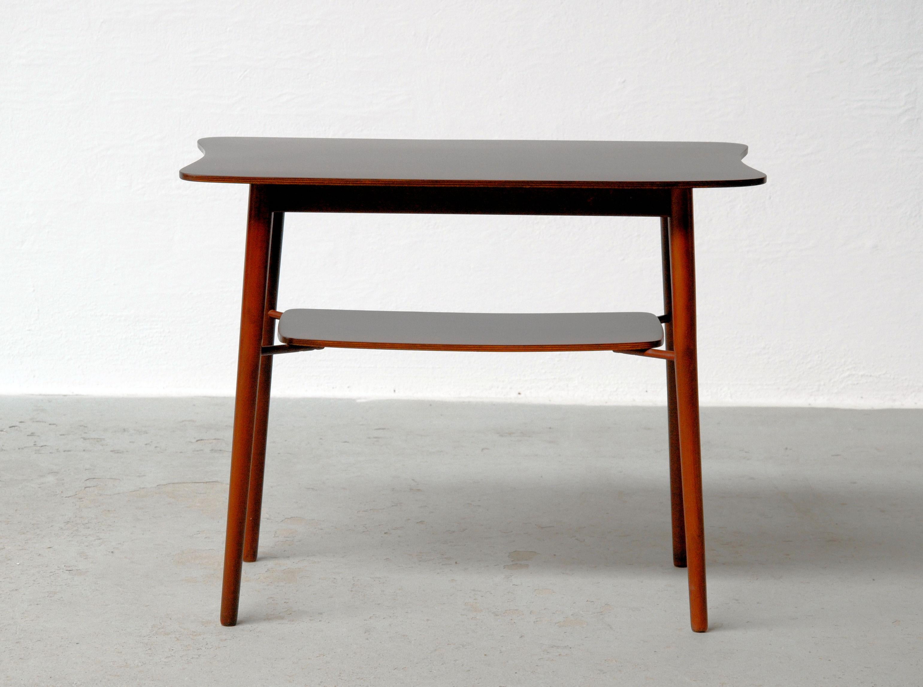 1940s Fully Restored and Refinished Small Danish Coffee Table in Tanned Oak For Sale 2