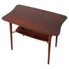 Petite table basse danoise en Oak Oak tanné des années 1940 entièrement restaurée et finie