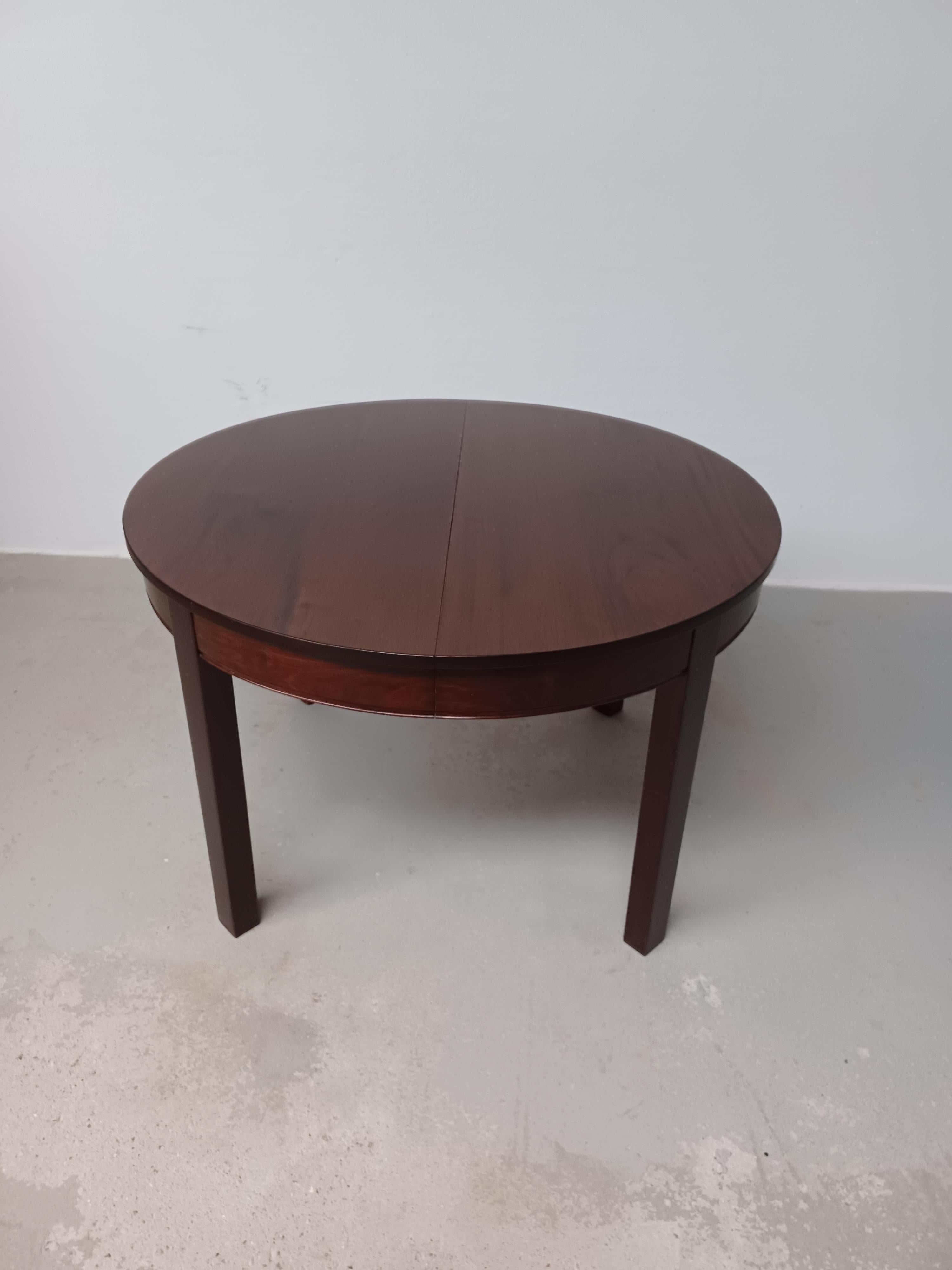 Mesa de comedor circular danesa de caoba de los años 40 totalmente restaurada con hojas extensibles

La clásica mesa de comedor de caoba de mediados de siglo está fabricada por uno de los muchos y muy cualificados maestros ebanistas que en los años