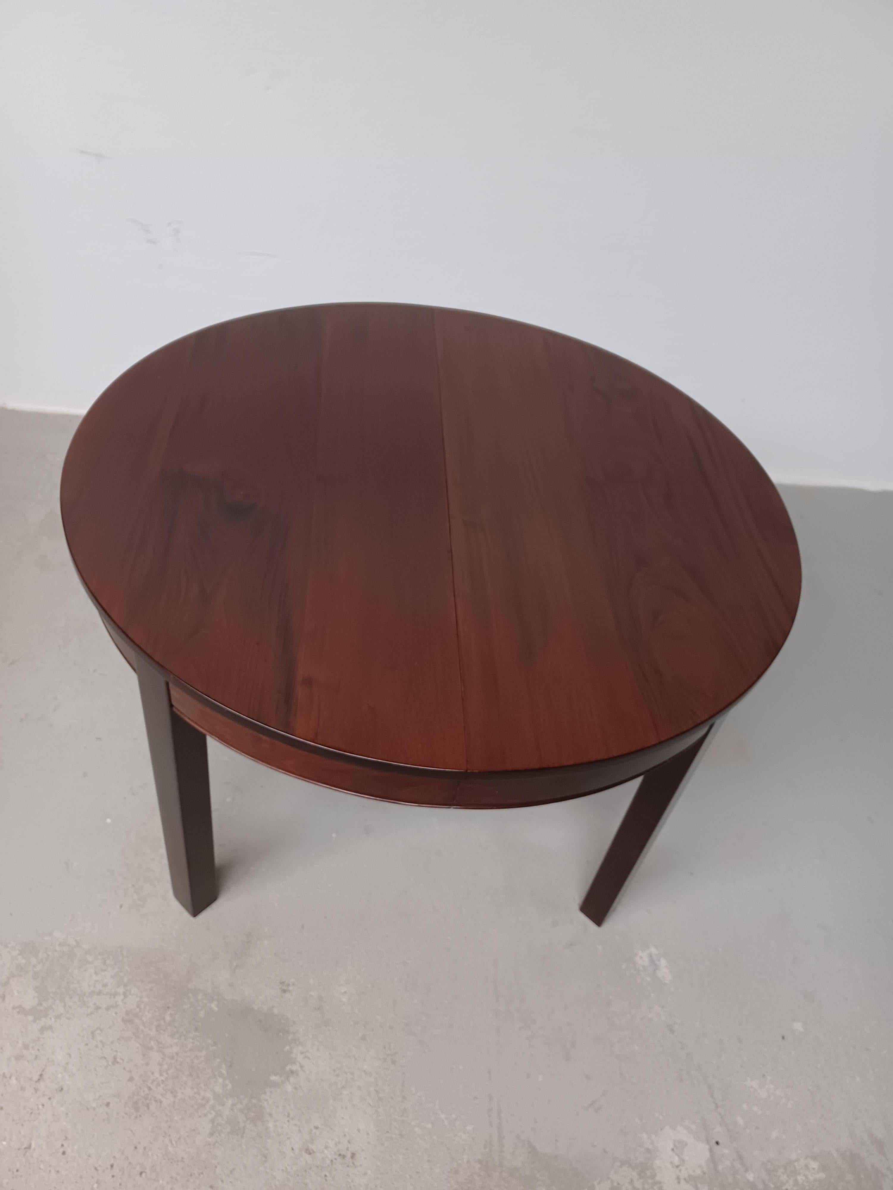 Mesa de comedor circular danesa de caoba totalmente restaurada de los años 40 con extensión de hojas Moderno de mediados de siglo en venta