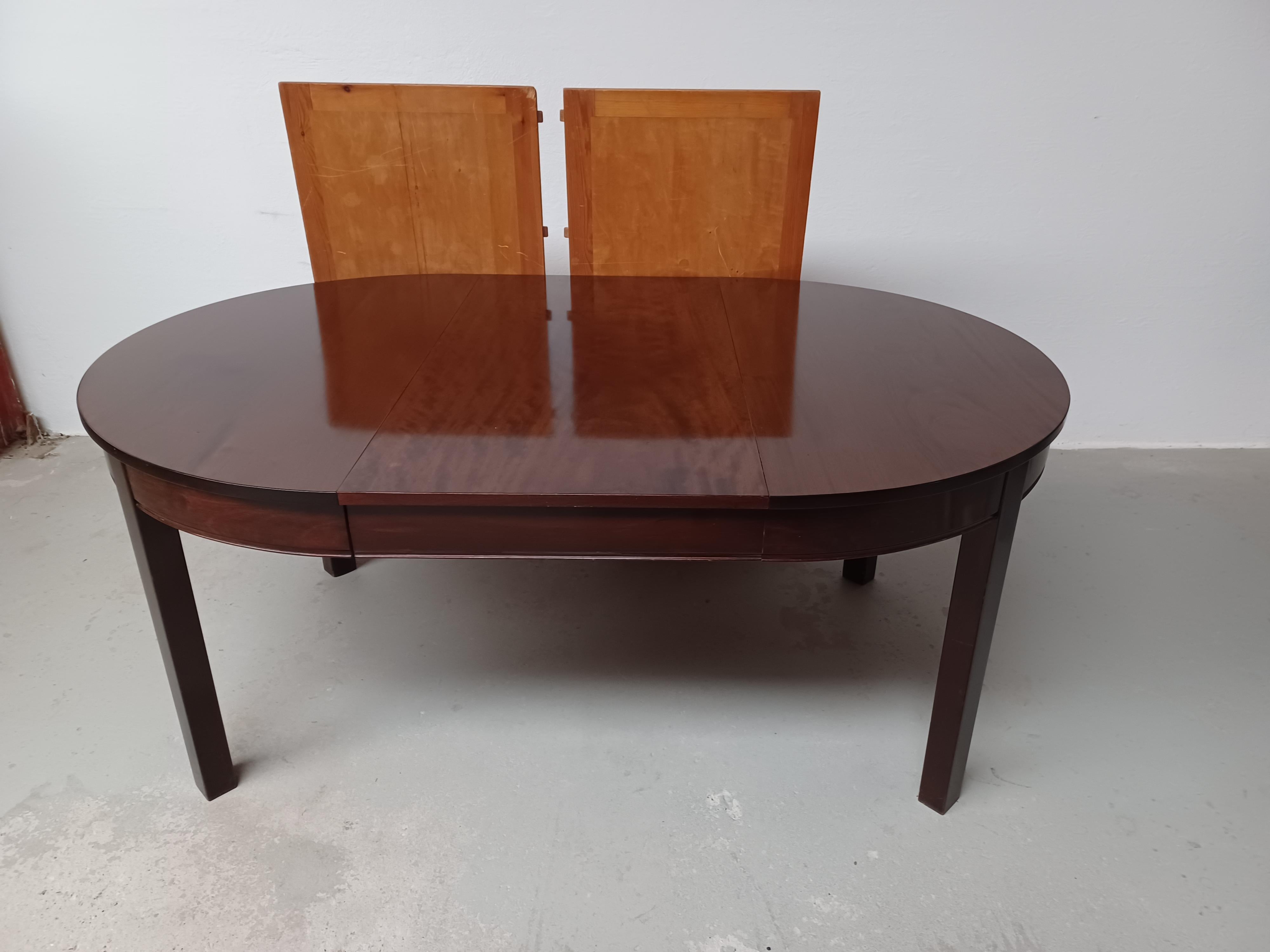 Mesa de comedor circular danesa de caoba totalmente restaurada de los años 40 con extensión de hojas siglo XX en venta