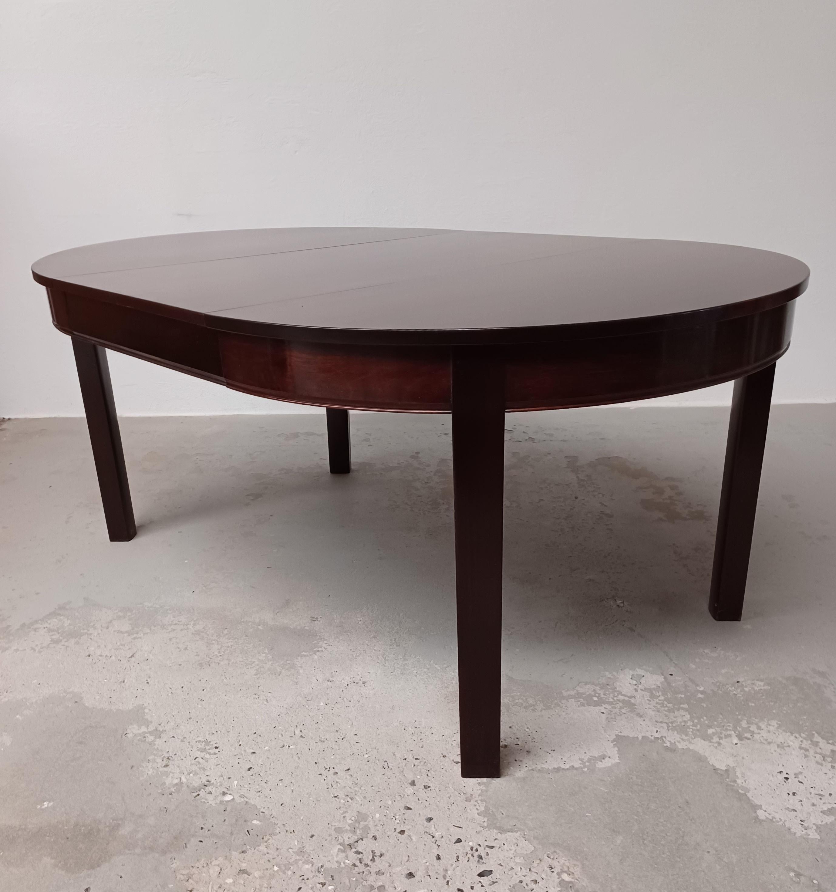 Mesa de comedor circular danesa de caoba totalmente restaurada de los años 40 con extensión de hojas Caoba en venta
