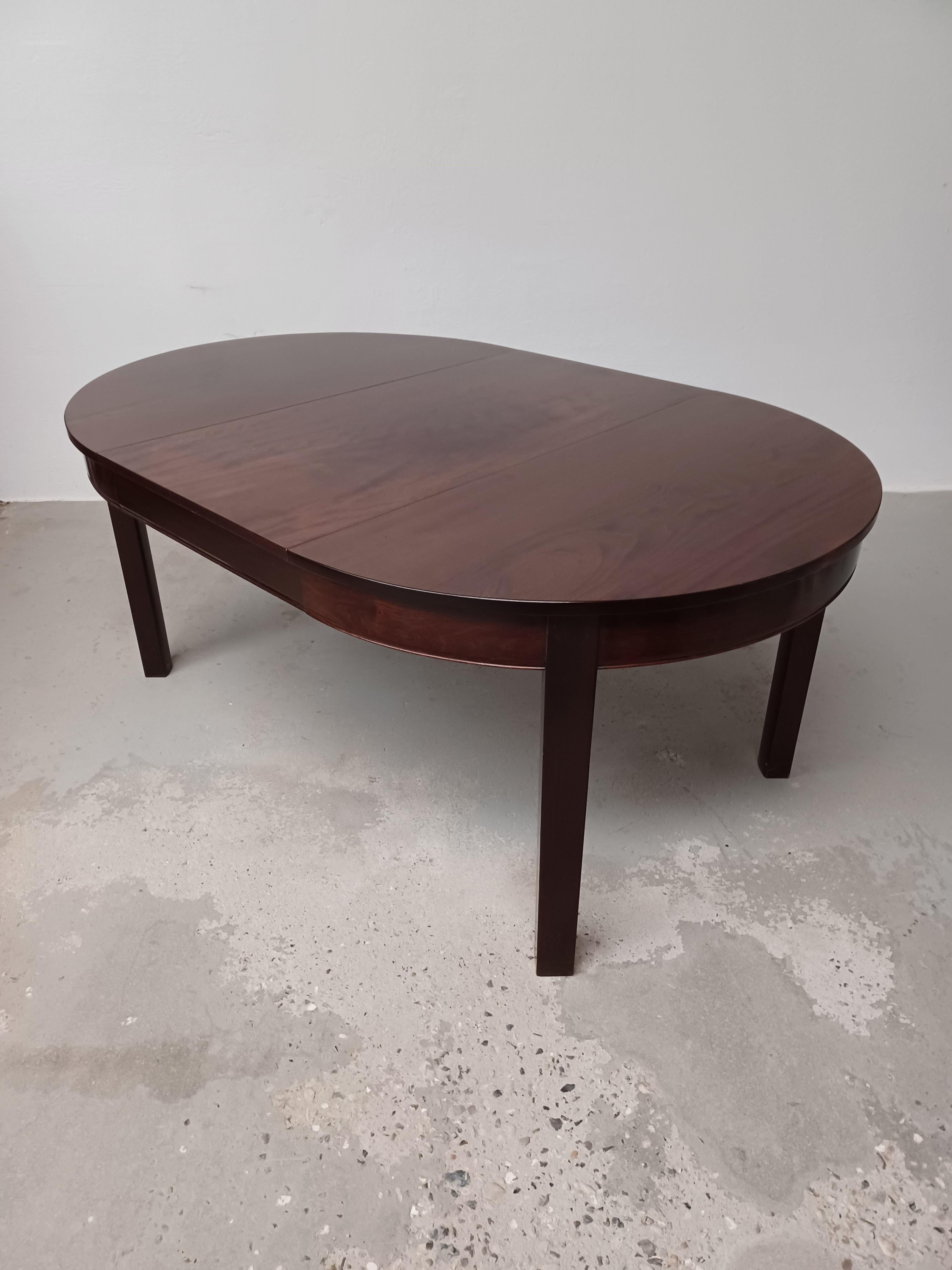 Mesa de comedor circular danesa de caoba totalmente restaurada de los años 40 con extensión de hojas en venta 1