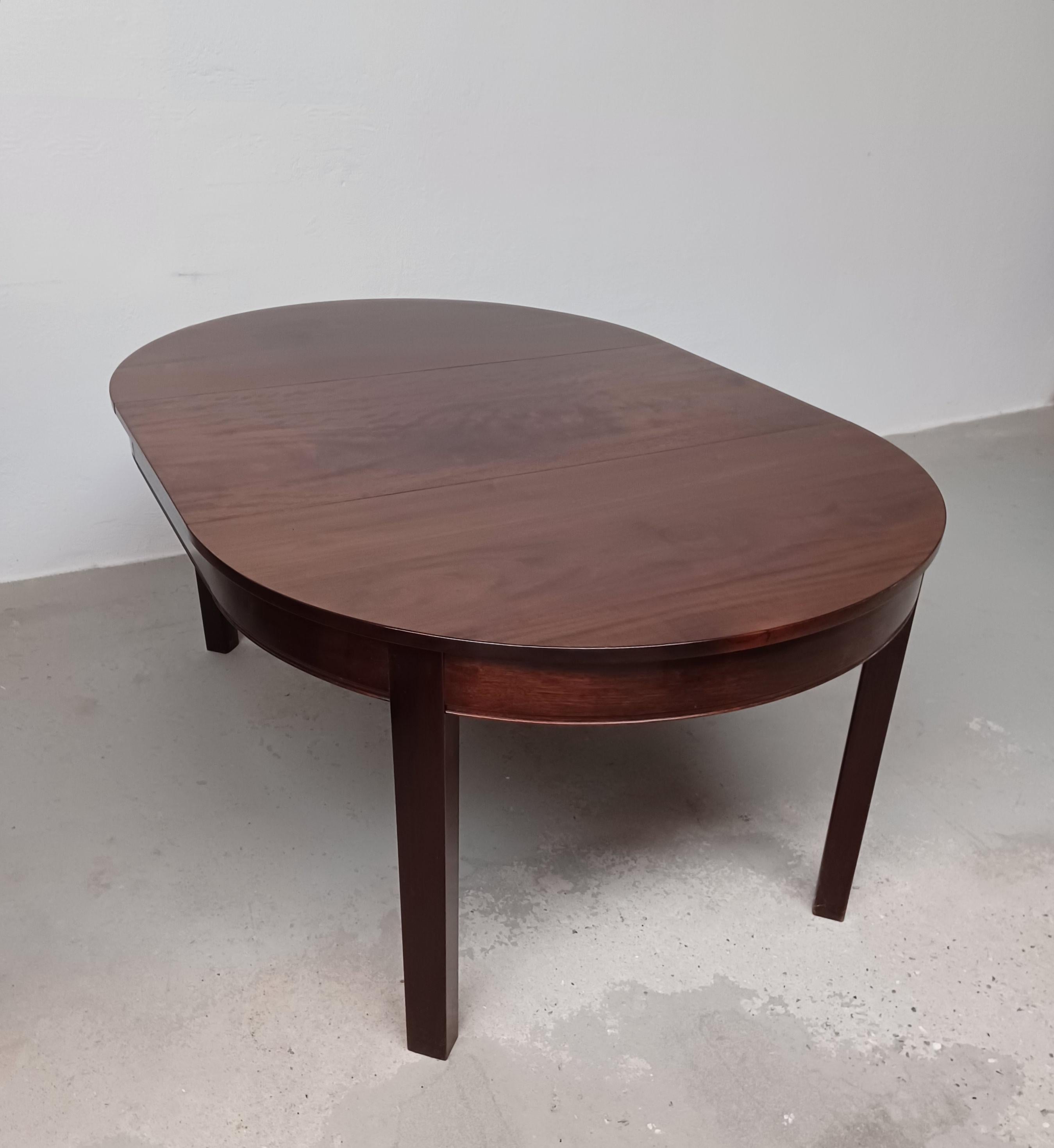 Mesa de comedor circular danesa de caoba totalmente restaurada de los años 40 con extensión de hojas en venta 2