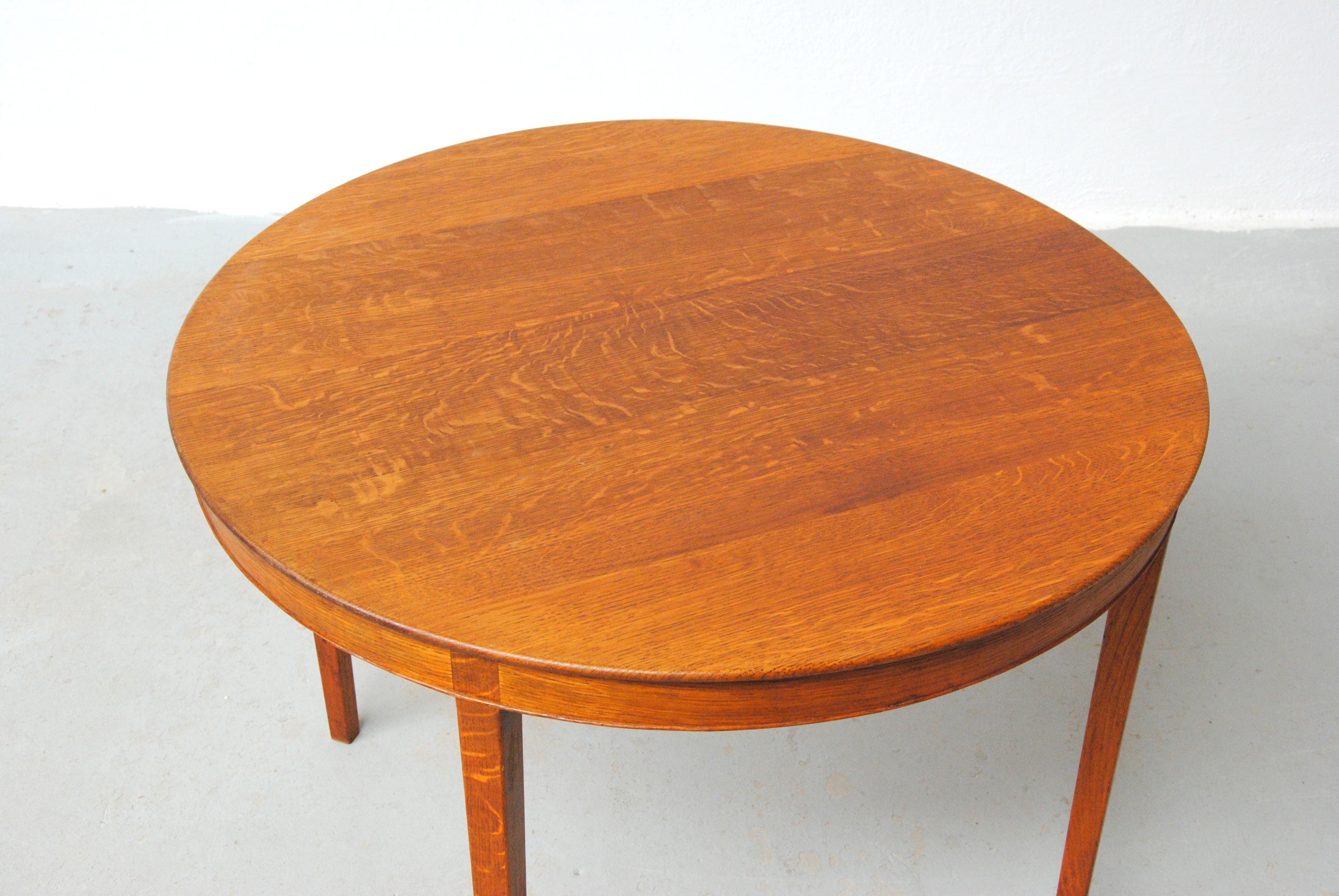 1940s Fully Restored Danish A.J. Iversen Round Oak Side Table In Excellent Condition For Sale In Knebel, DK