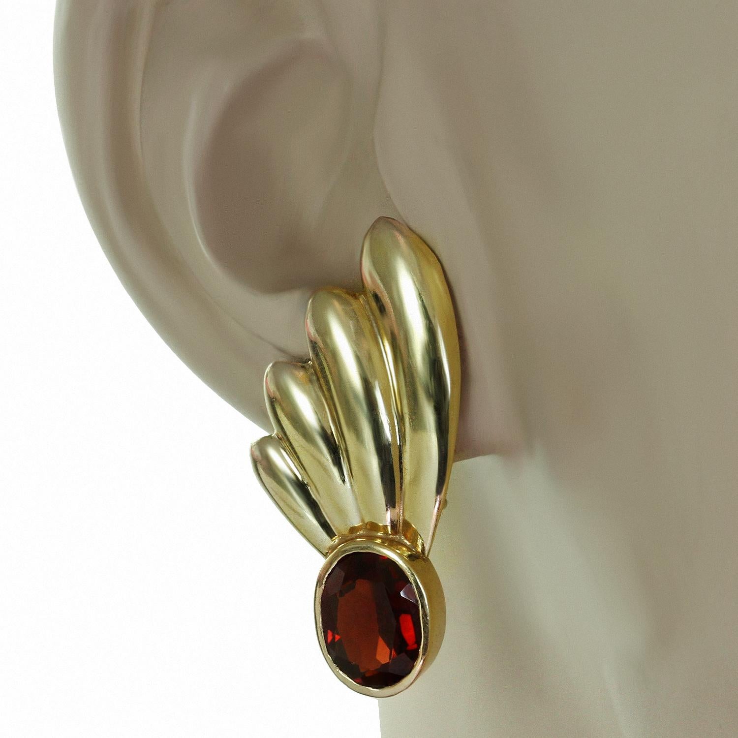 1940s Garnet Yellow Gold Fan Earrings Corte oval en venta