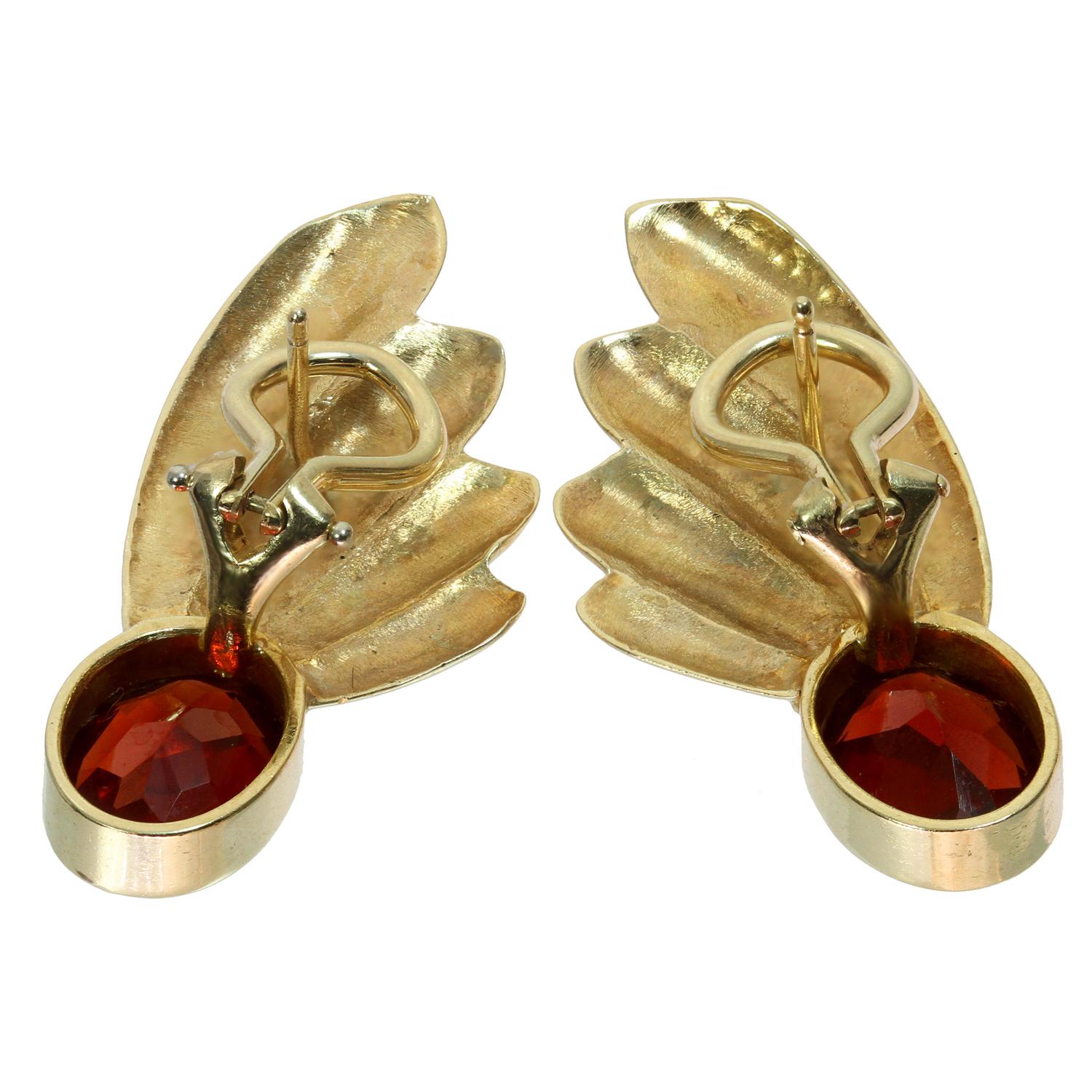 1940s Garnet Yellow Gold Fan Earrings en Excelente estado para la venta en New York, NY