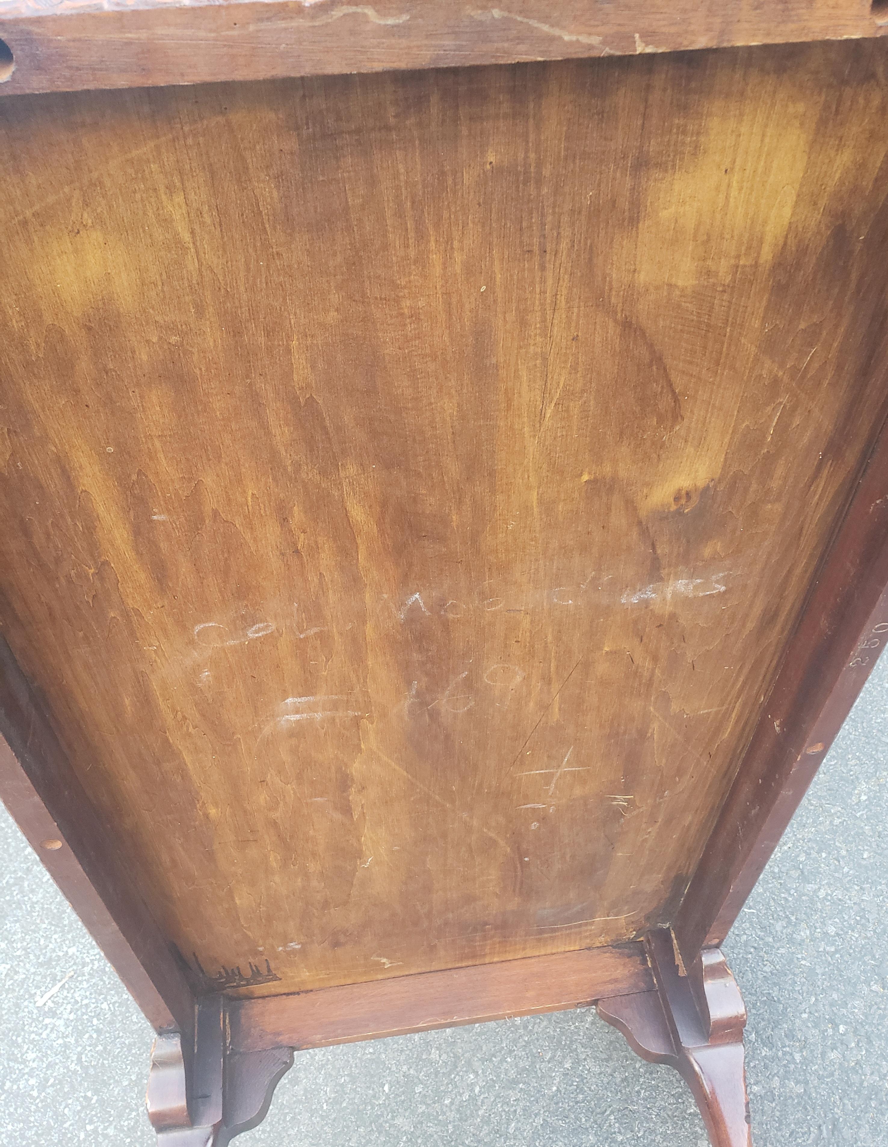 Table basse géorgienne des années 1940 en acajou à motifs floraux peints à la main avec verre de protection en vente 2