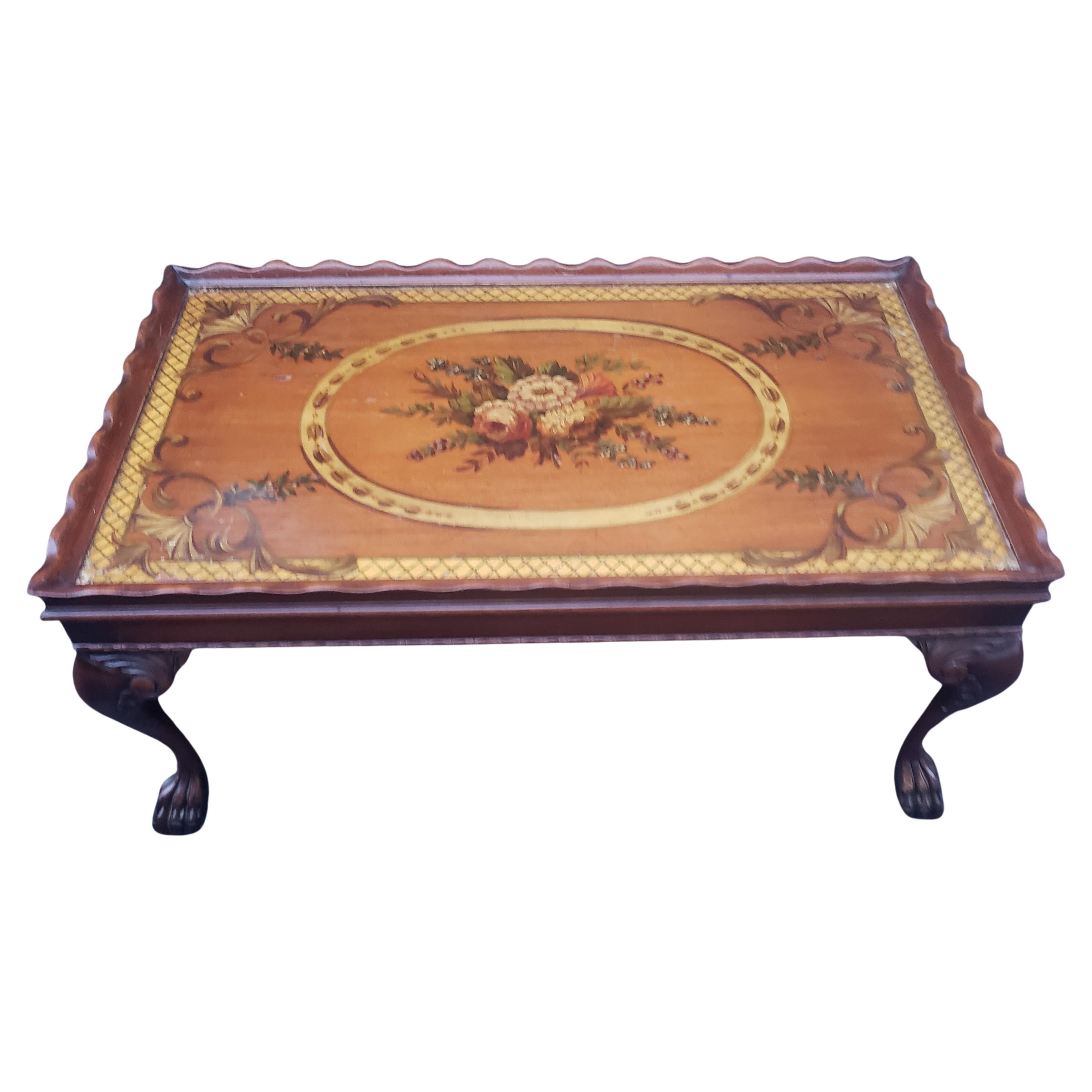 Georgien Table basse géorgienne des années 1940 en acajou à motifs floraux peints à la main avec verre de protection en vente