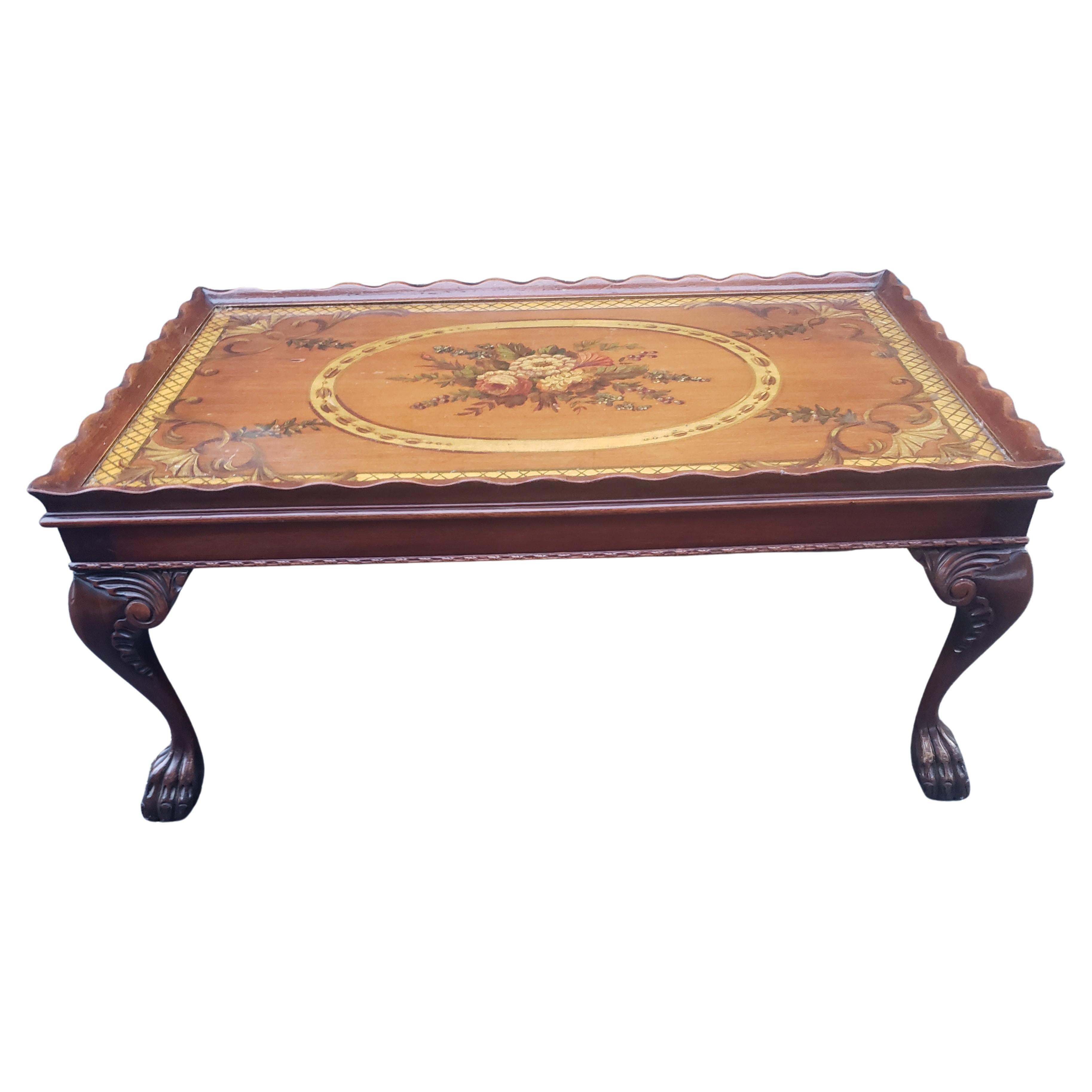 Américain Table basse géorgienne des années 1940 en acajou à motifs floraux peints à la main avec verre de protection en vente