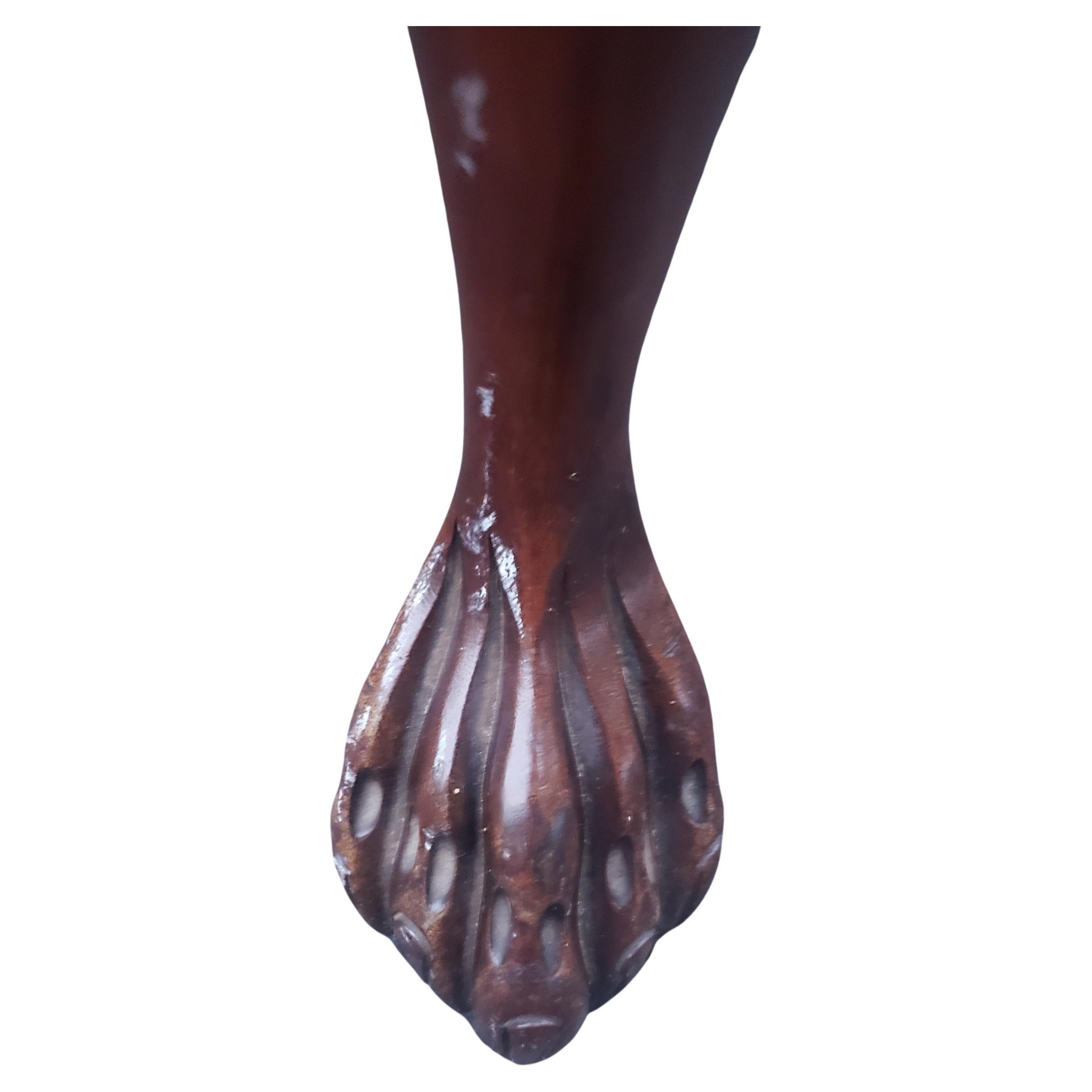 Peint à la main Table basse géorgienne des années 1940 en acajou à motifs floraux peints à la main avec verre de protection en vente