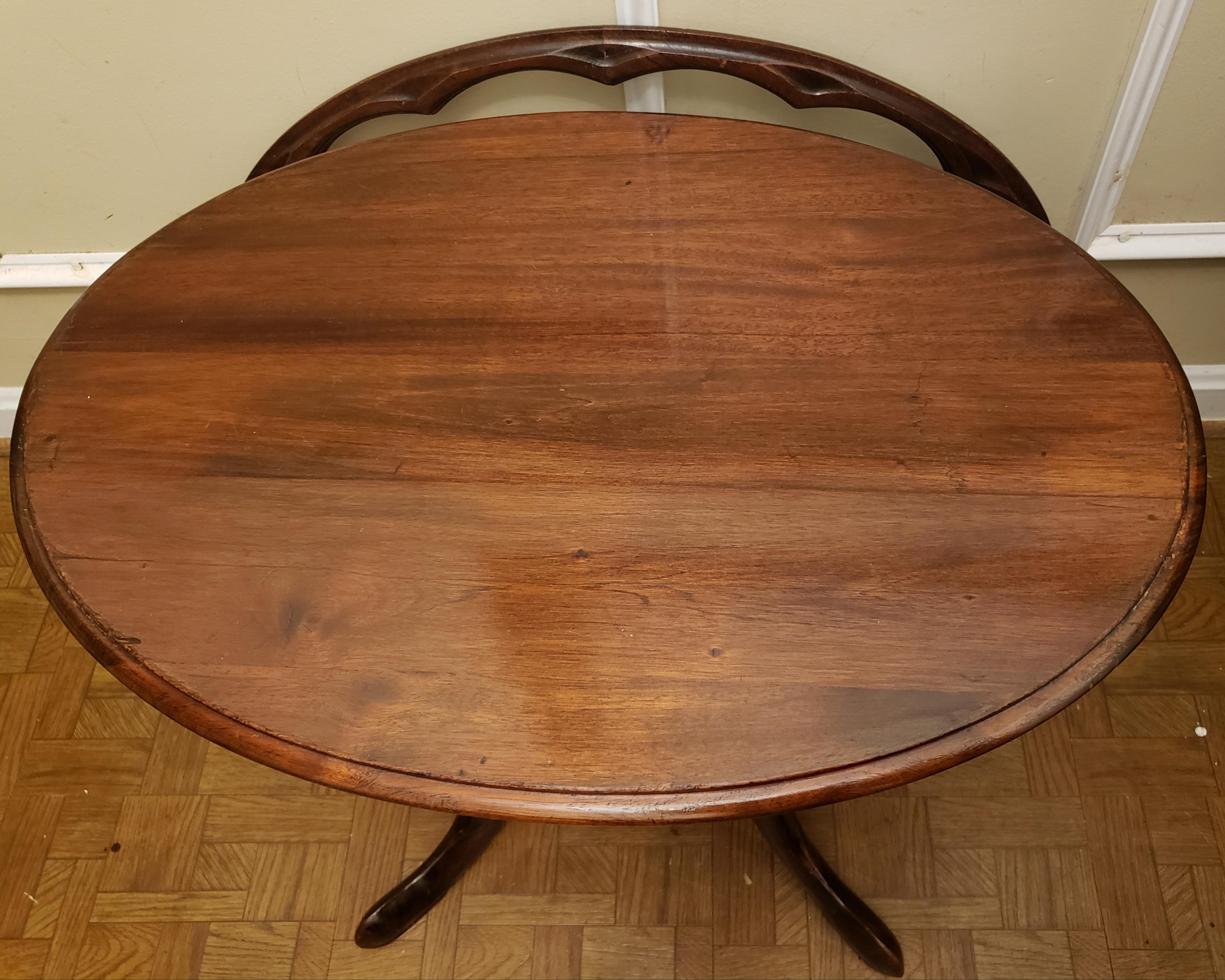 1940s Georgian Mahogany Glass Tray Top Pedestal Table In Good Condition For Sale In Germantown, MD