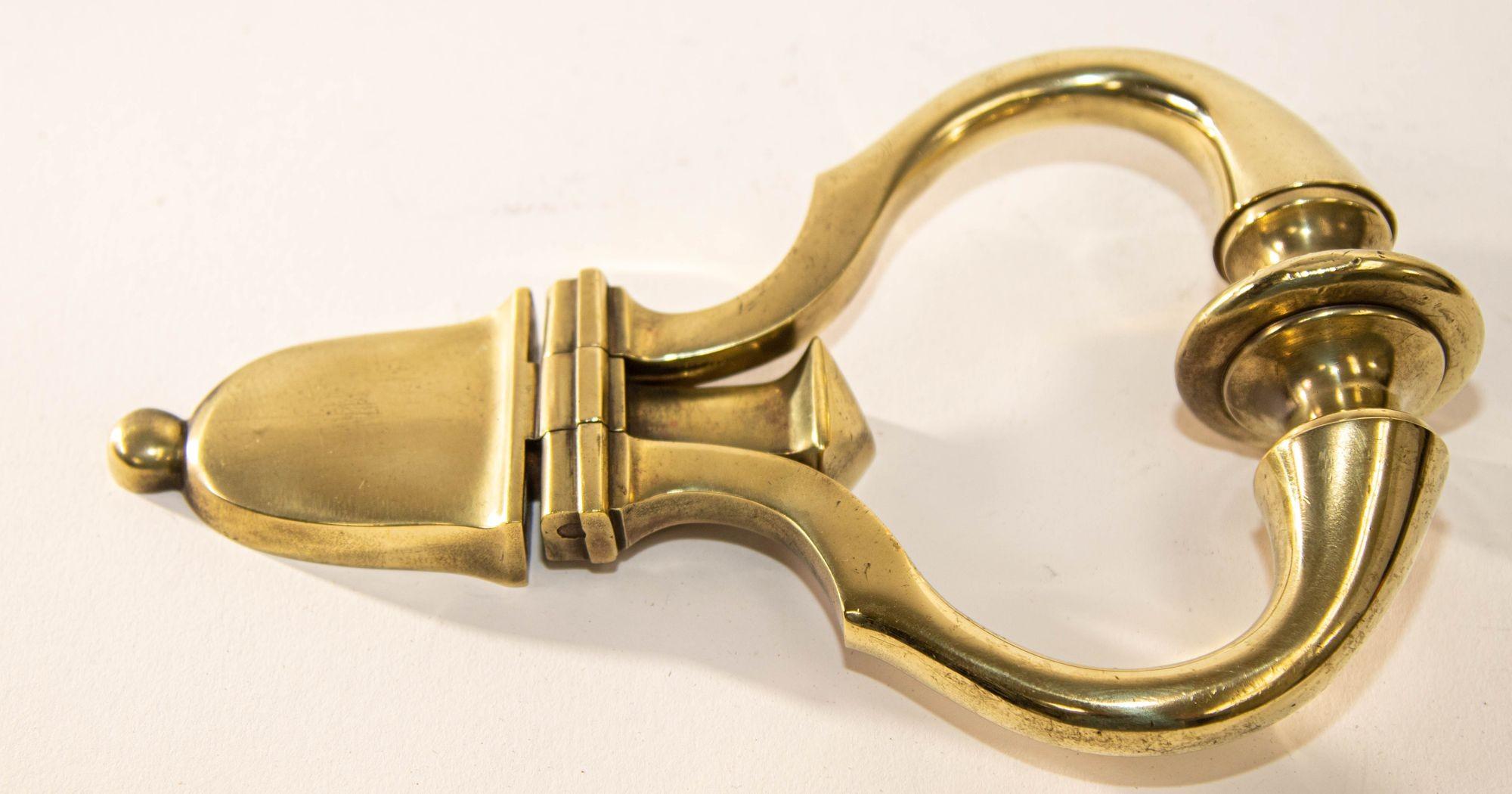 1940s Georgian Style Solid Polished Brass Door Knocker In Good Condition For Sale In North Hollywood, CA
