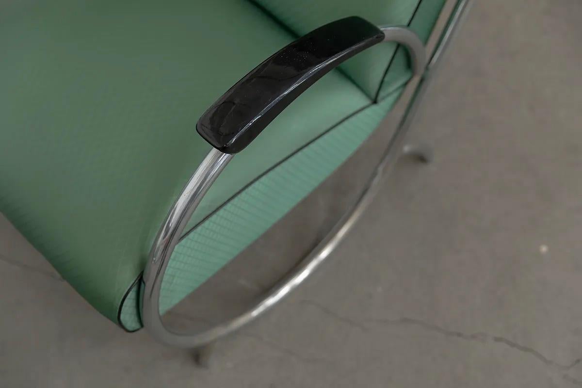 Milieu du XXe siècle 1940's German Modernist Streamline  fauteuils en acier tubulaire avec table en vente