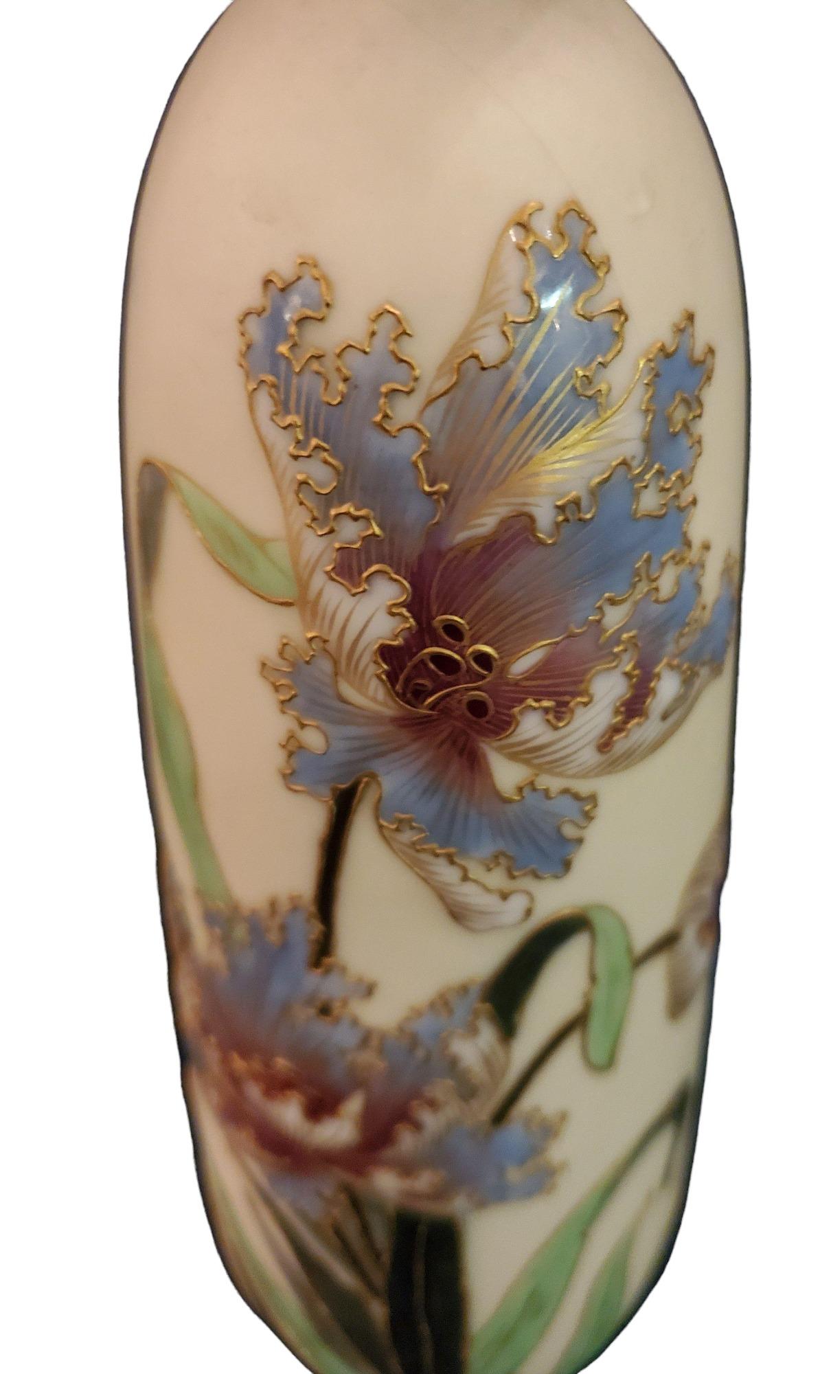 Vase à orchidées en porcelaine allemande des années 1940. Magnifique motif floral avec des contours dorés sur les fleurs et les feuilles. le bord présente une coulure de peinture dorée.

Un vase au design élégant.
