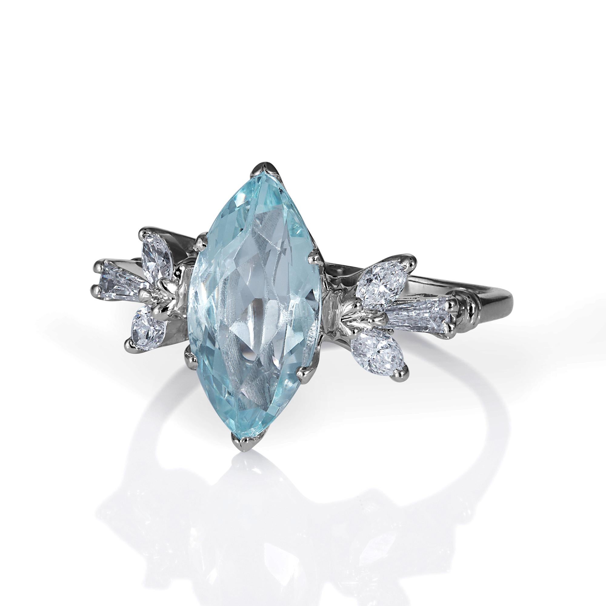 Mid-Century Vintage GIA 3::08ctw Aquamarin Marquise und Diamant 18k Ring. 

Dieses raffinierte:: klassische Schmuckstück wurde in den 1940er Jahren kreiert und hebt einen schönen:: hellen:: himmelblauen:: schlank modellierten antiken Aquamarin mit