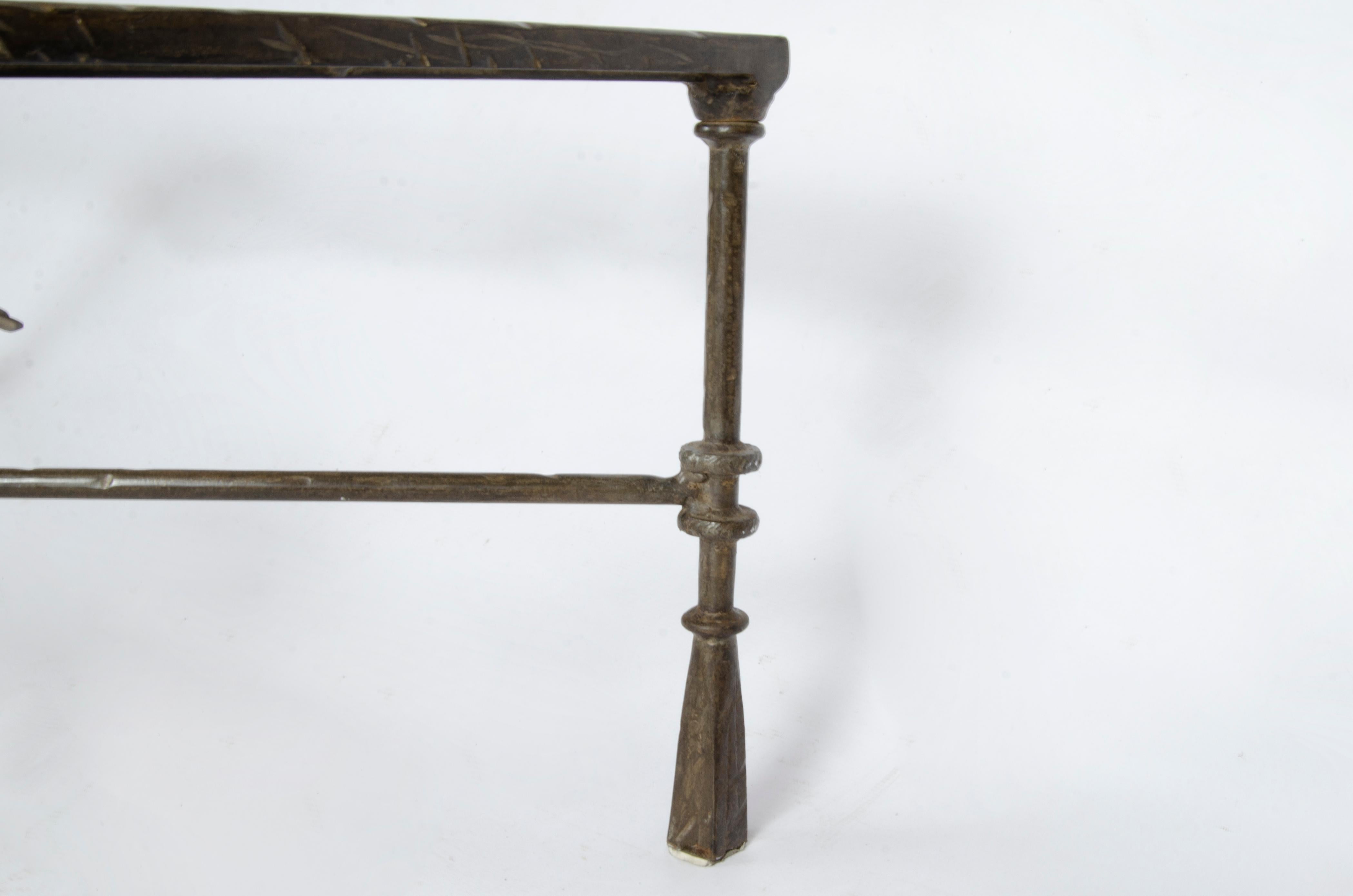 Table basse carrée expressionniste de style Giacometti des années 1940 avec oiseaux, France en vente 3