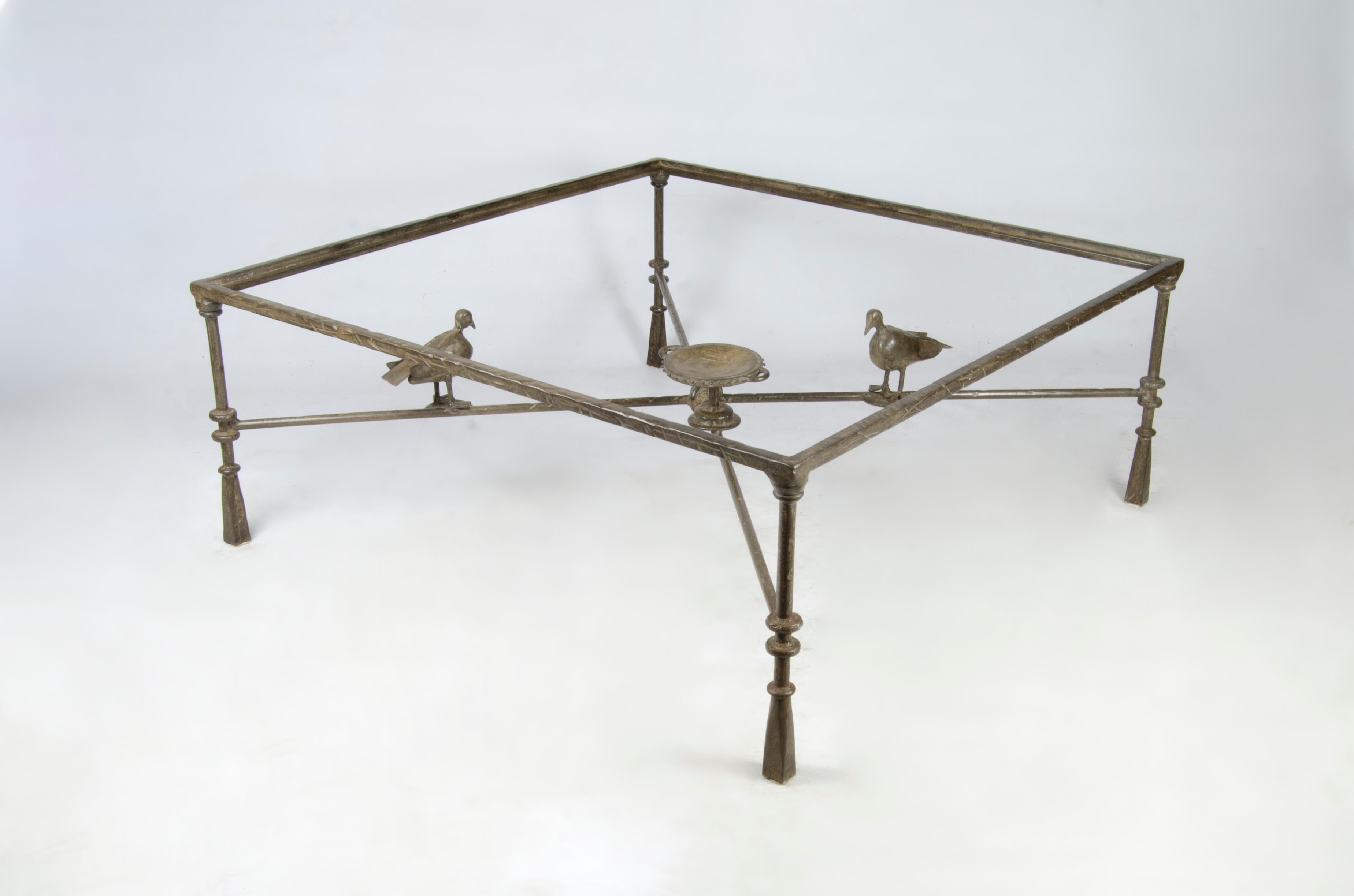 Table basse carrée en fer de style Giacometti, 1940, avec oiseaux, France

Par : Alberto et Diego Giacometti (dans le style de)
Matière : fer, métal
Technique : fonte, moulage, travail du métal
Dimensions : 43.5 in x 43.5 in x 17
Date : milieu du
