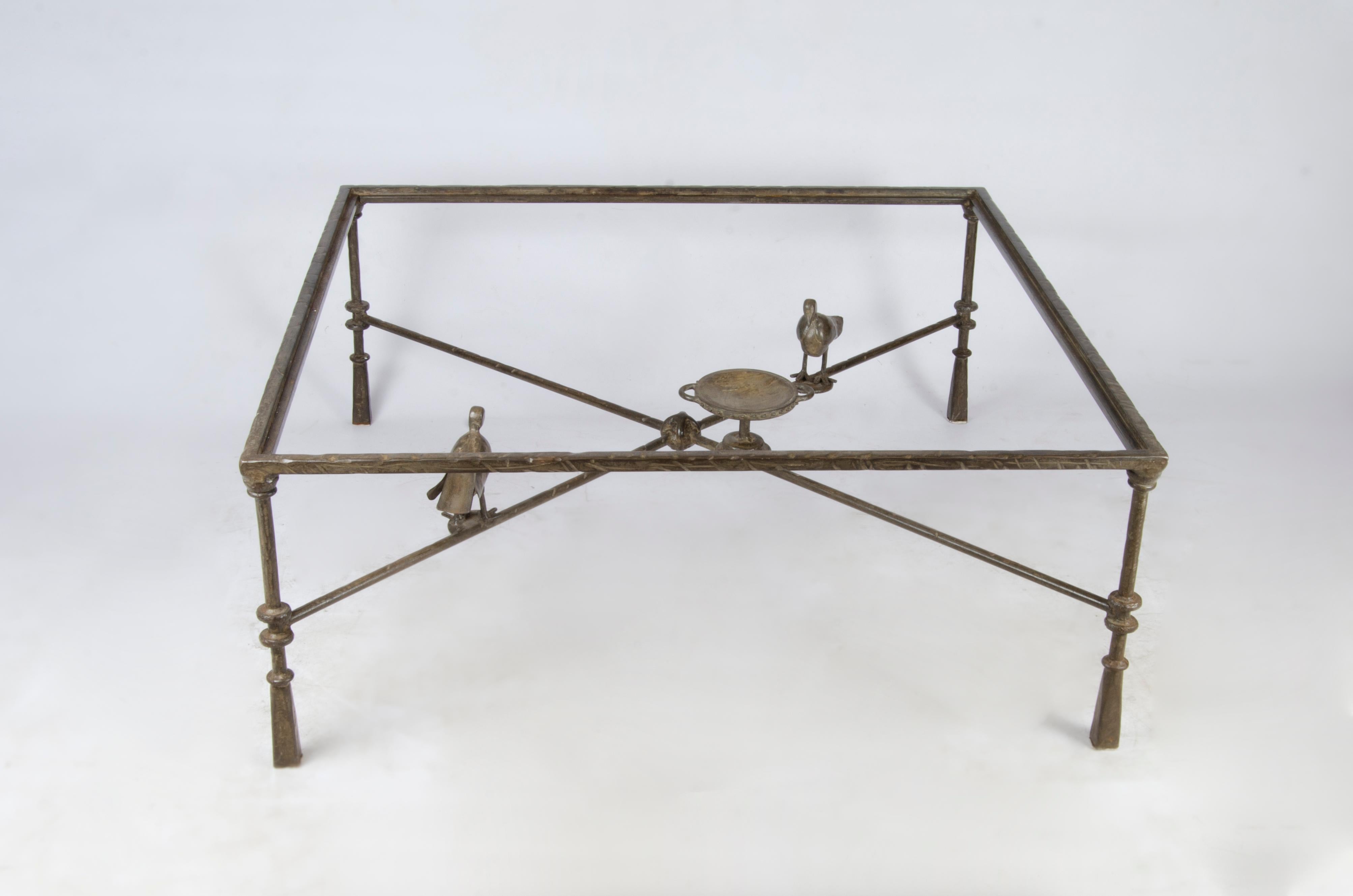 Expressionniste Table basse carrée expressionniste de style Giacometti des années 1940 avec oiseaux, France en vente
