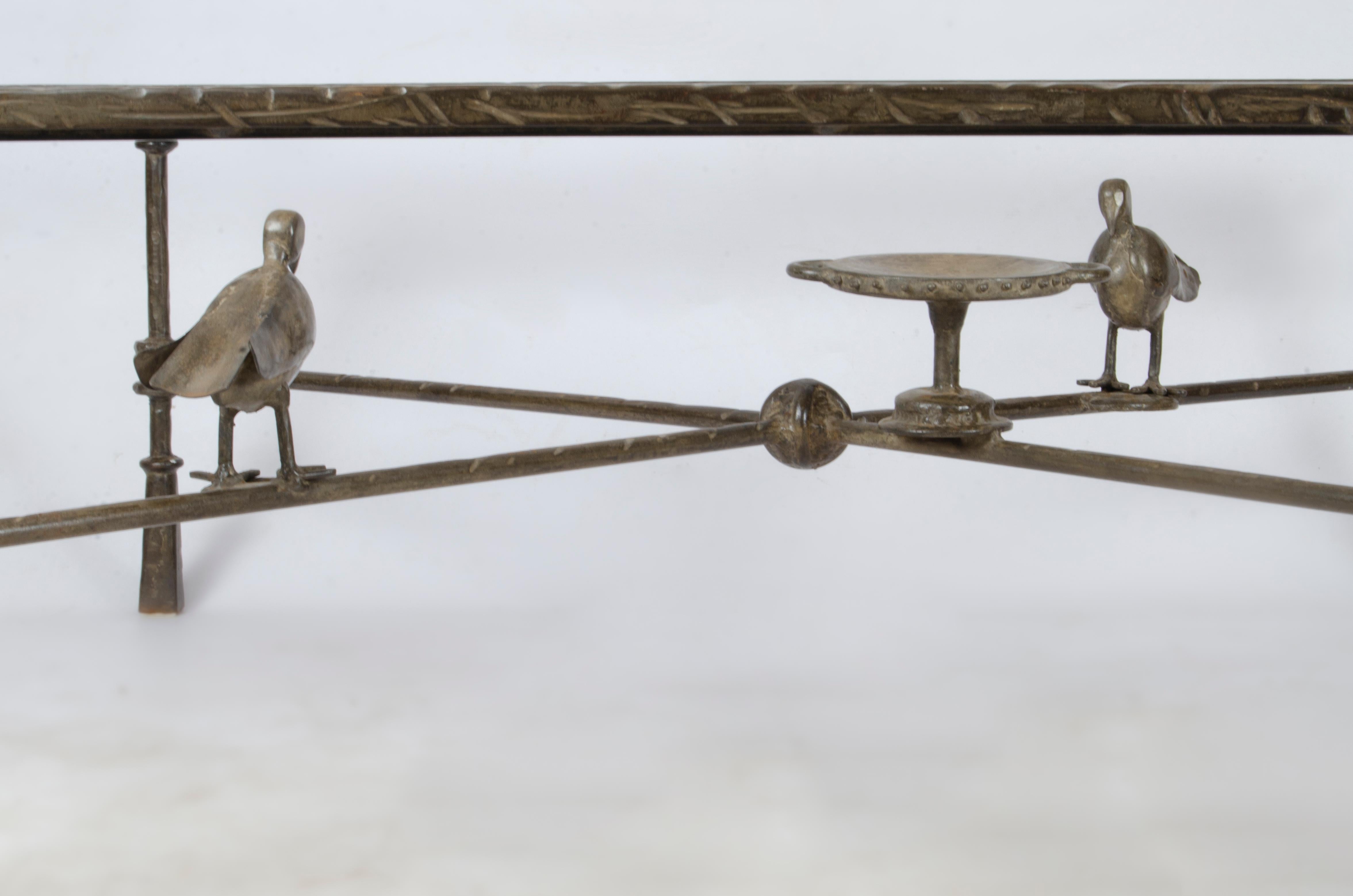Moulage Table basse carrée expressionniste de style Giacometti des années 1940 avec oiseaux, France en vente