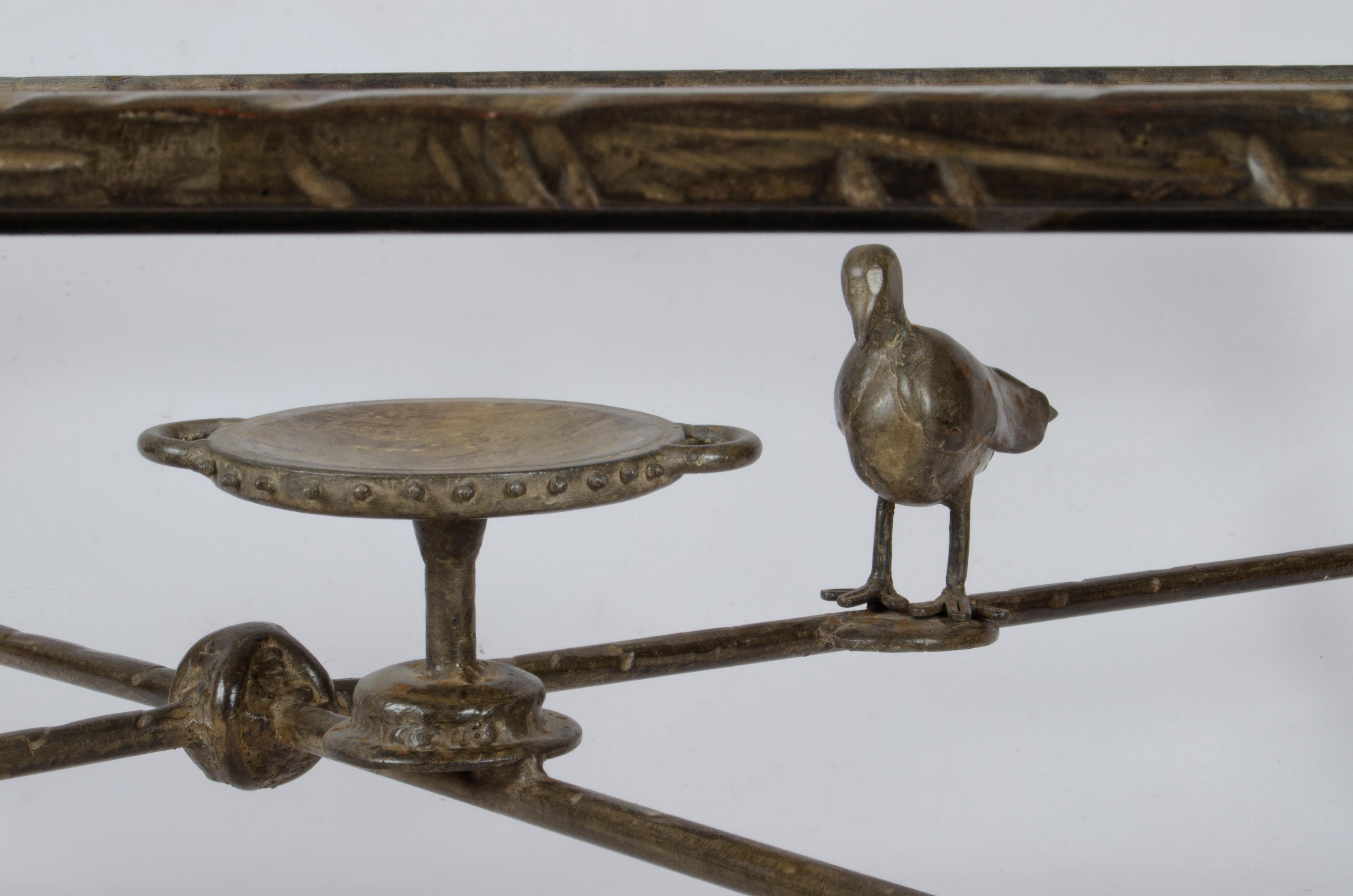 Table basse carrée expressionniste de style Giacometti des années 1940 avec oiseaux, France Bon état - En vente à North Miami, FL