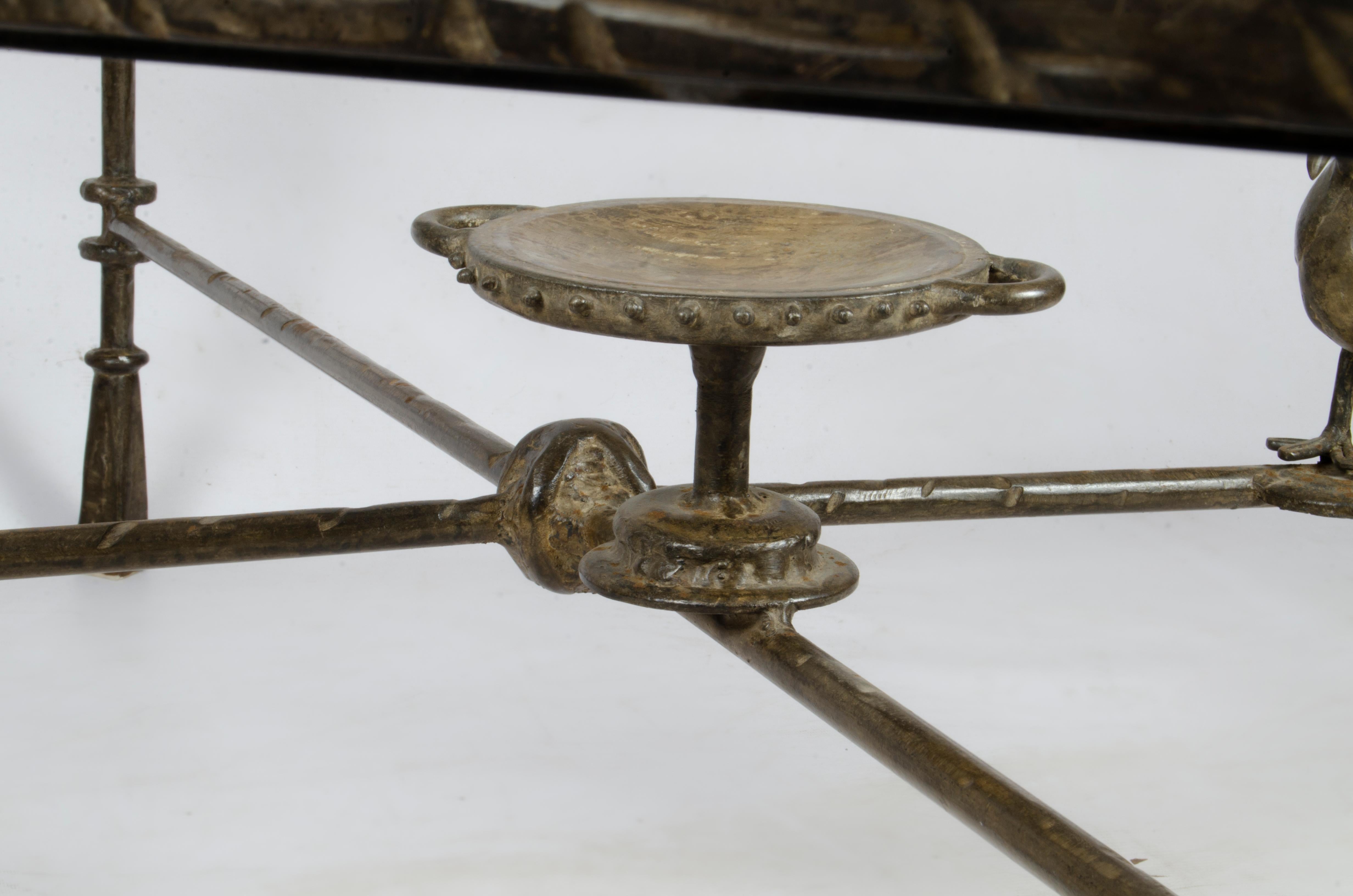 Milieu du XXe siècle Table basse carrée expressionniste de style Giacometti des années 1940 avec oiseaux, France en vente