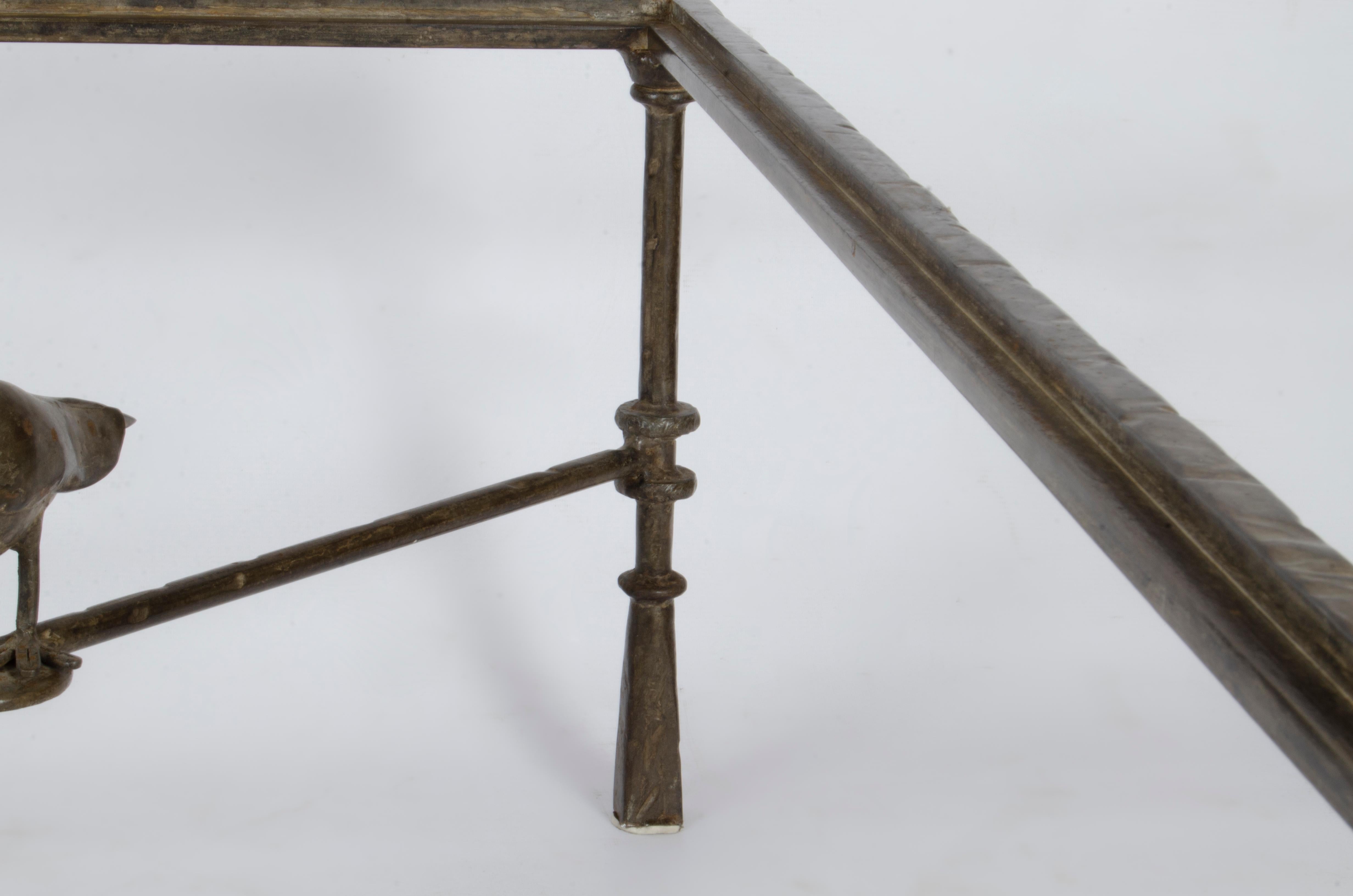 Table basse carrée expressionniste de style Giacometti des années 1940 avec oiseaux, France en vente 2