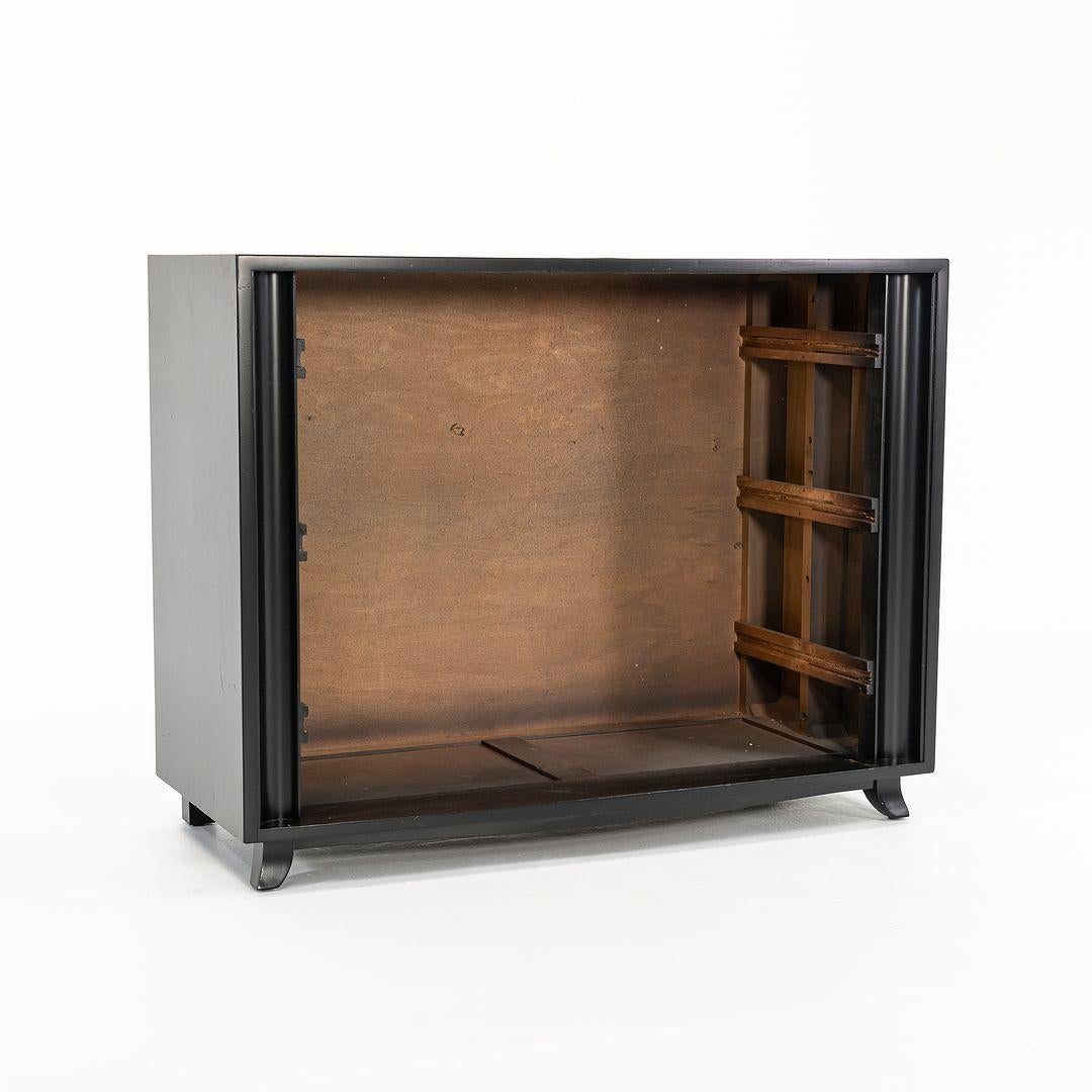 Cassettiera a 3 cassetti di Gilbert Rohde del 1940 in mogano e similpelle rifinita in vendita 1