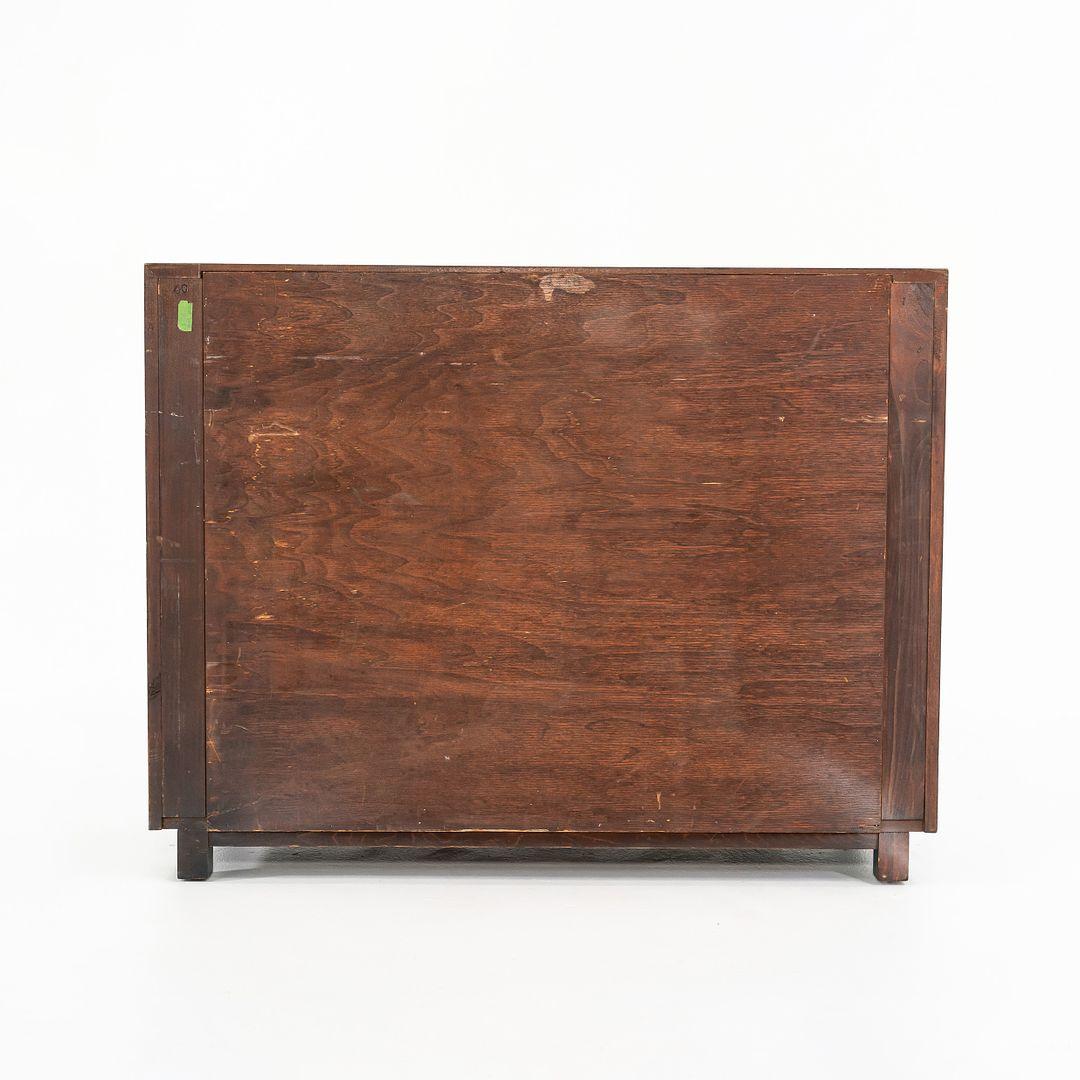 Cassettiera a 3 cassetti di Gilbert Rohde del 1940 in mogano e similpelle rifinita in vendita 2