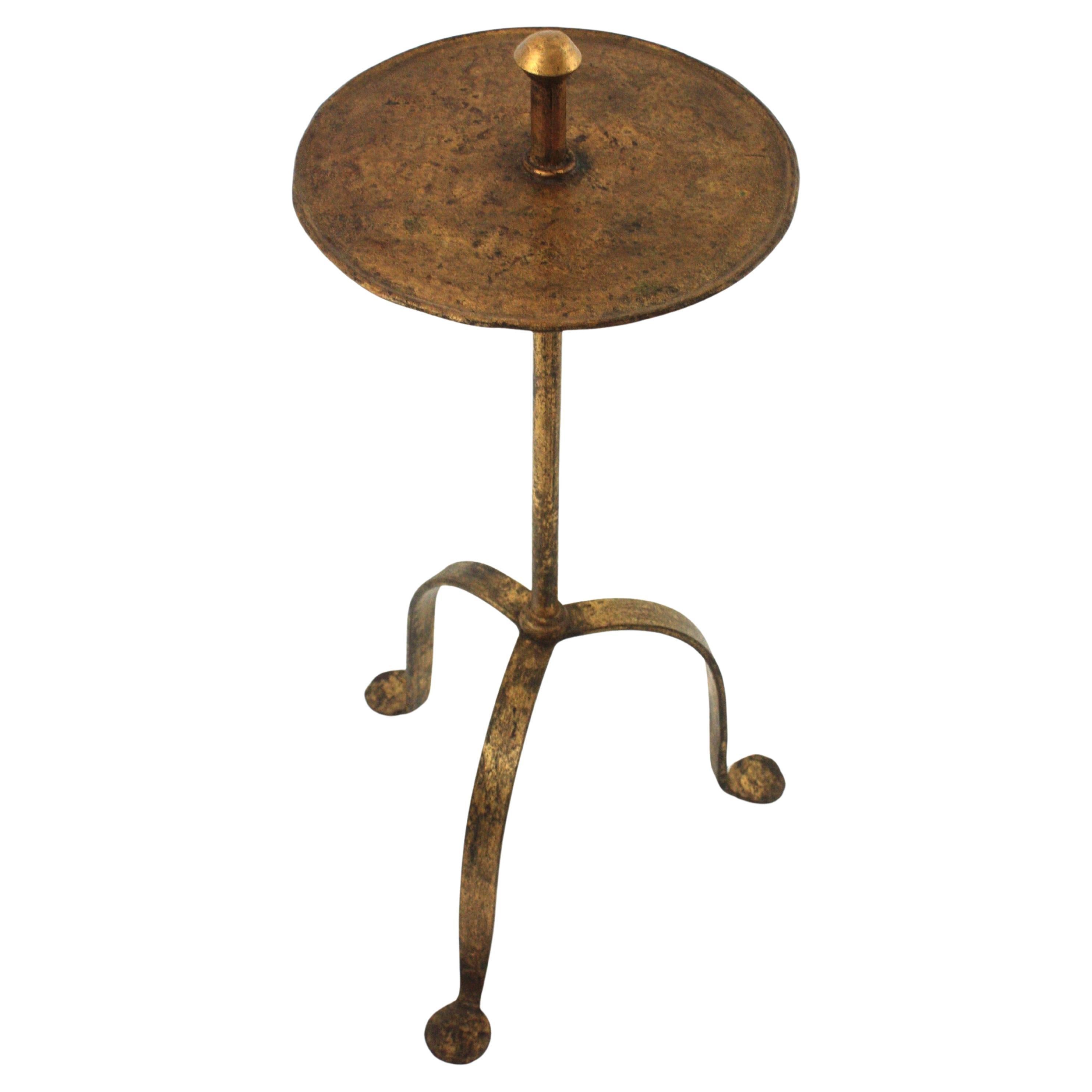 Elegant guéridon ou guéridon à boissons en fer martelé à la main reposant sur une base tripode avec poignée sur le dessus. Espagne, années 1940.
Cette table présente un plateau rond richement orné des marques du marteau et repose sur une base