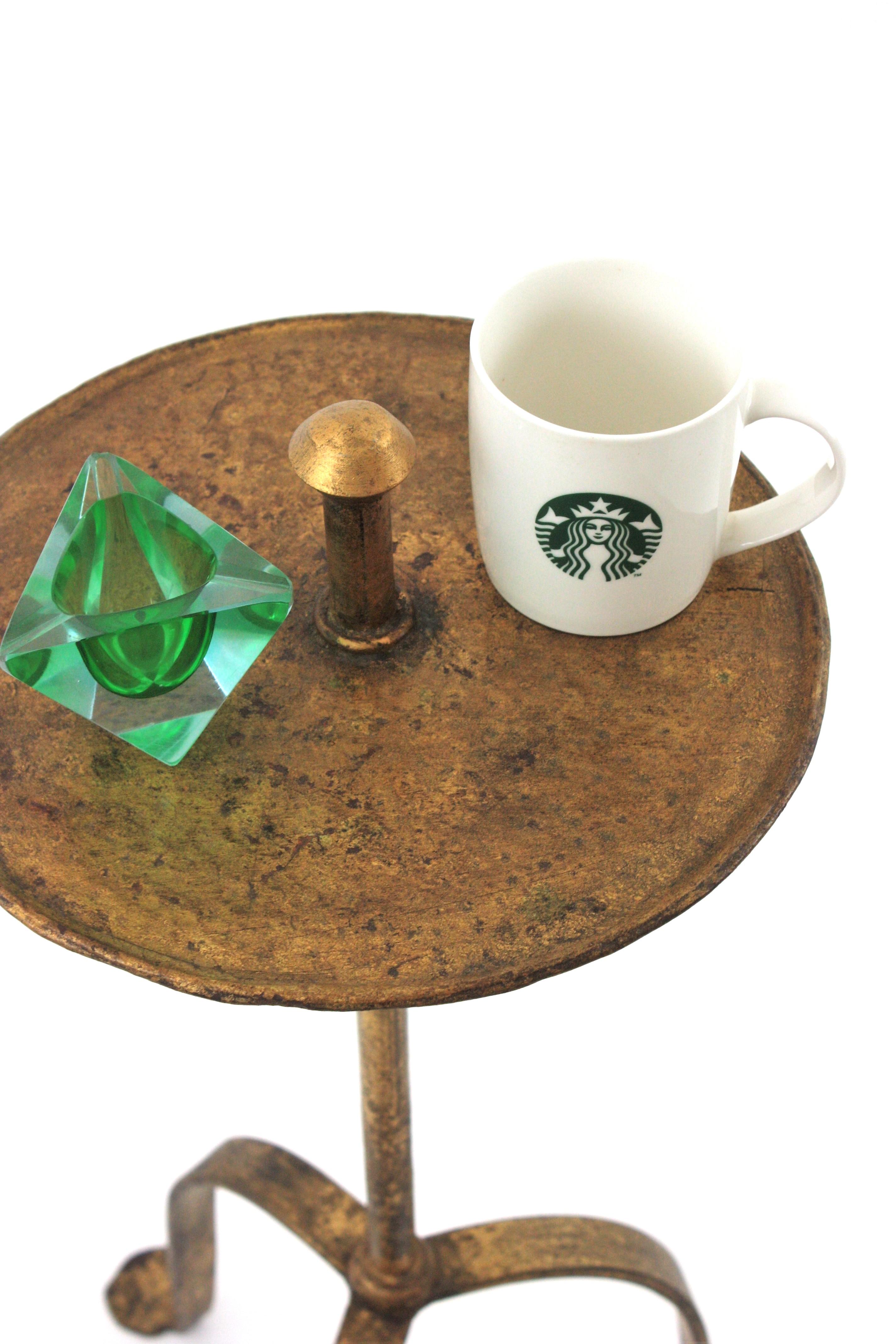 Néo-gothique Table à boire / Table à Martini / Guéridon avec poignée en fer doré des années 1940 en vente
