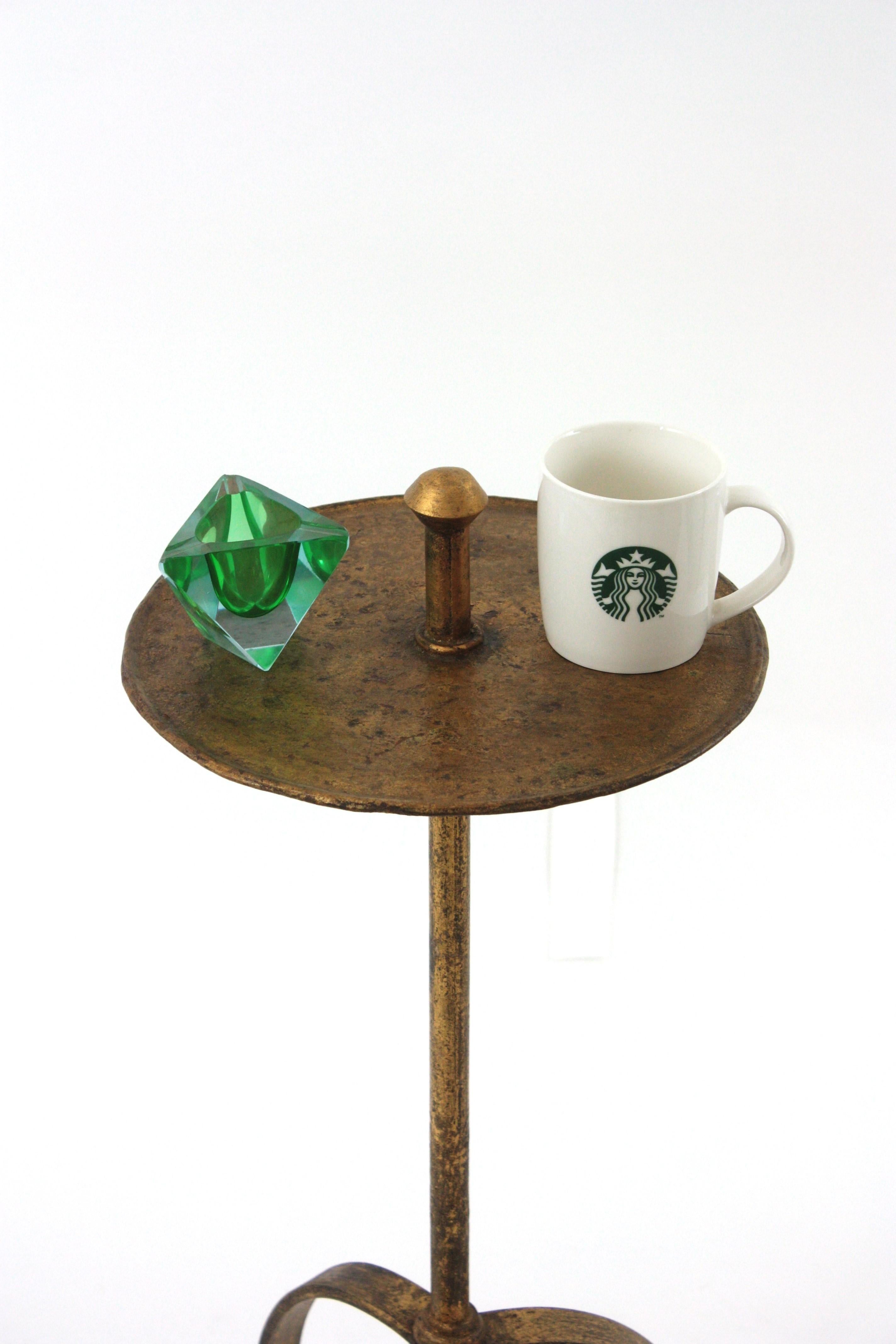 20ième siècle Table à boire / Table à Martini / Guéridon avec poignée en fer doré des années 1940 en vente
