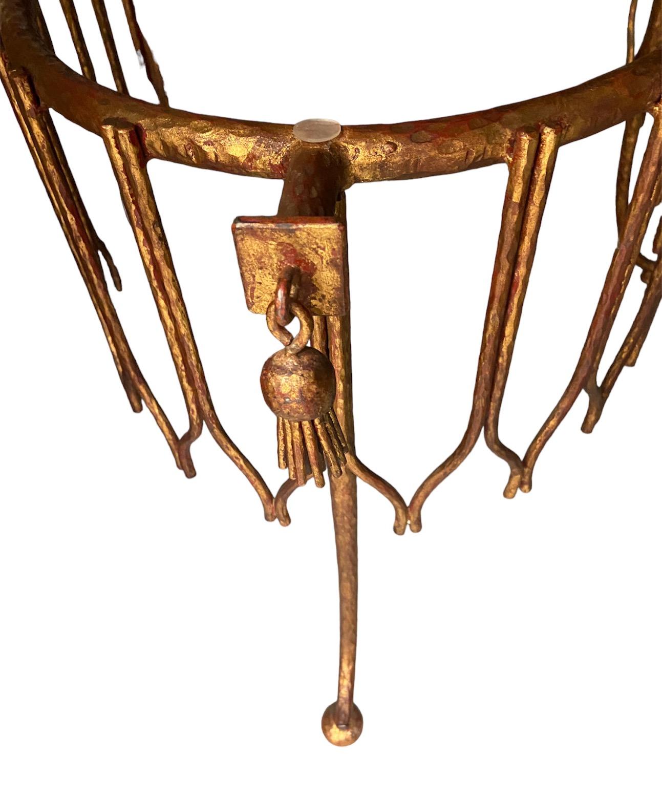 Art déco Table basse française en métal doré des années 1940 avec plateau en verre biseauté épais et transparent en vente