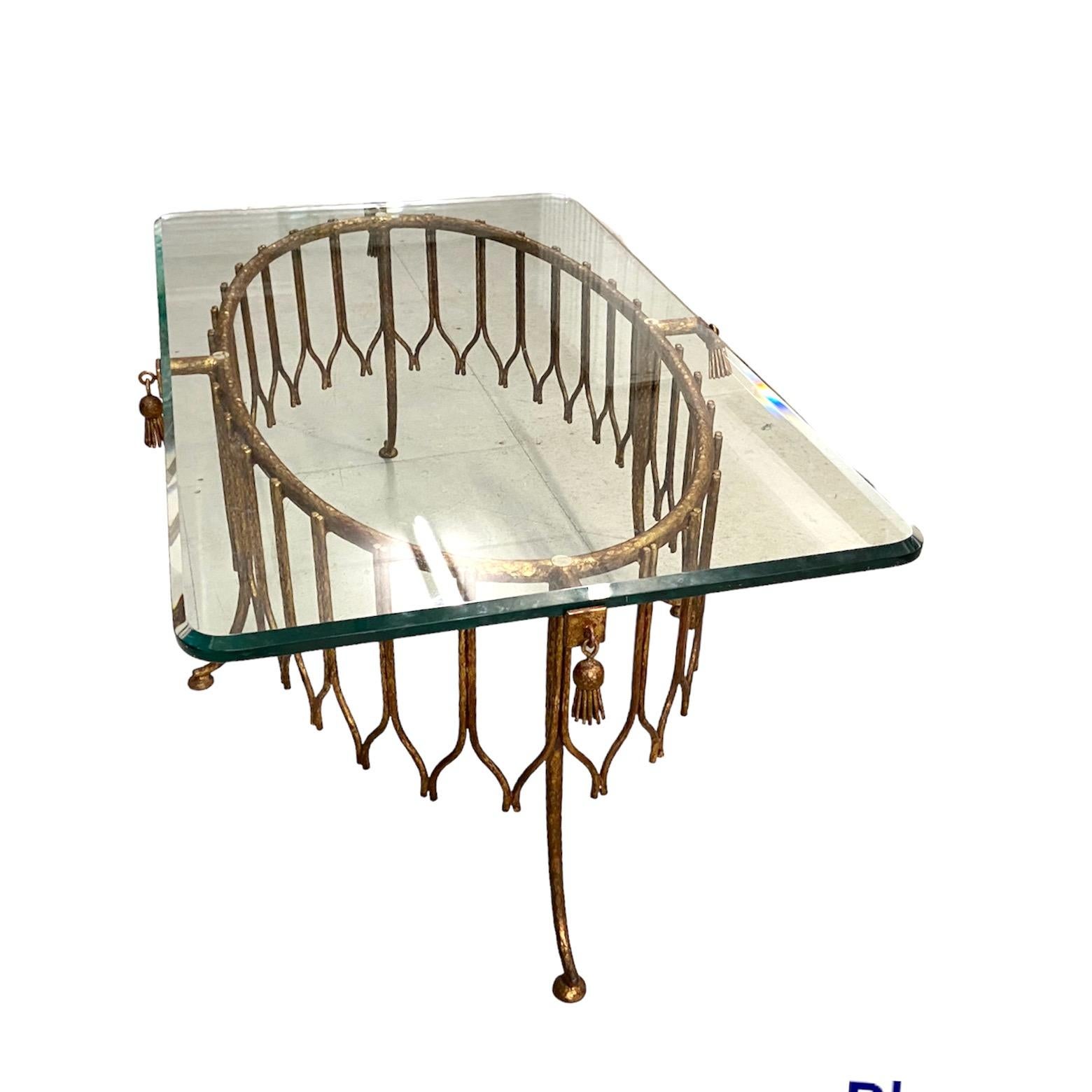 Milieu du XXe siècle Table basse française en métal doré des années 1940 avec plateau en verre biseauté épais et transparent en vente