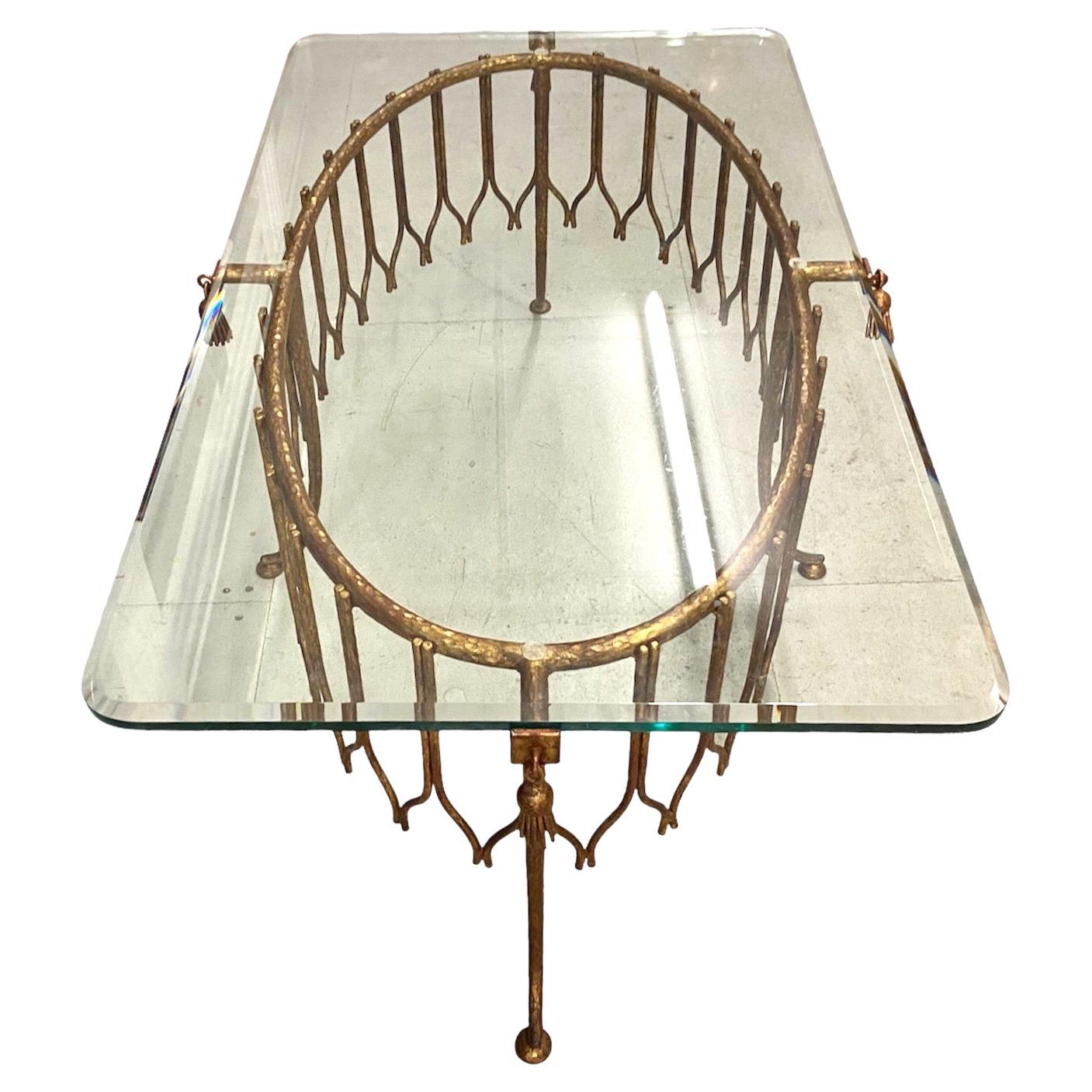 Mesa de centro francesa de metal dorado de los años 40 con tapa de cristal biselado transparente grueso