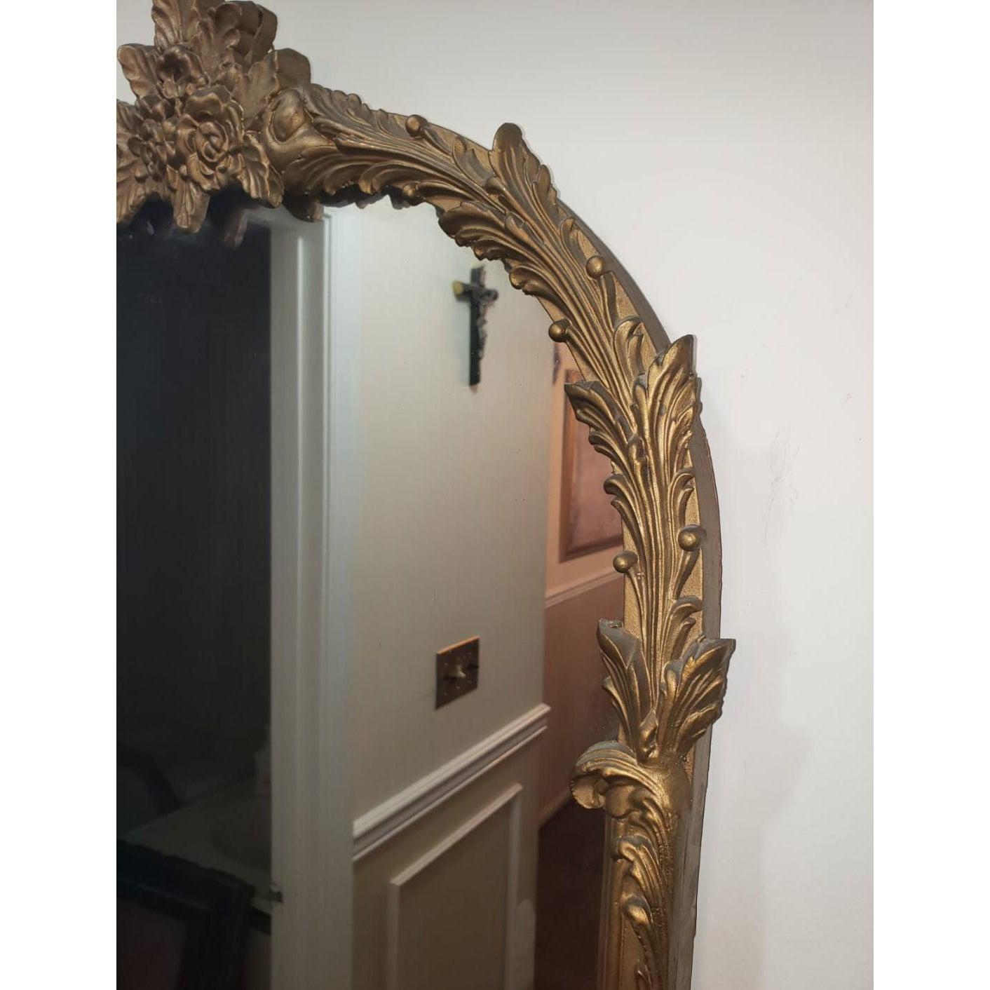 1940s Giltwood Heirloom Mirror In Good Condition For Sale In Germantown, MD