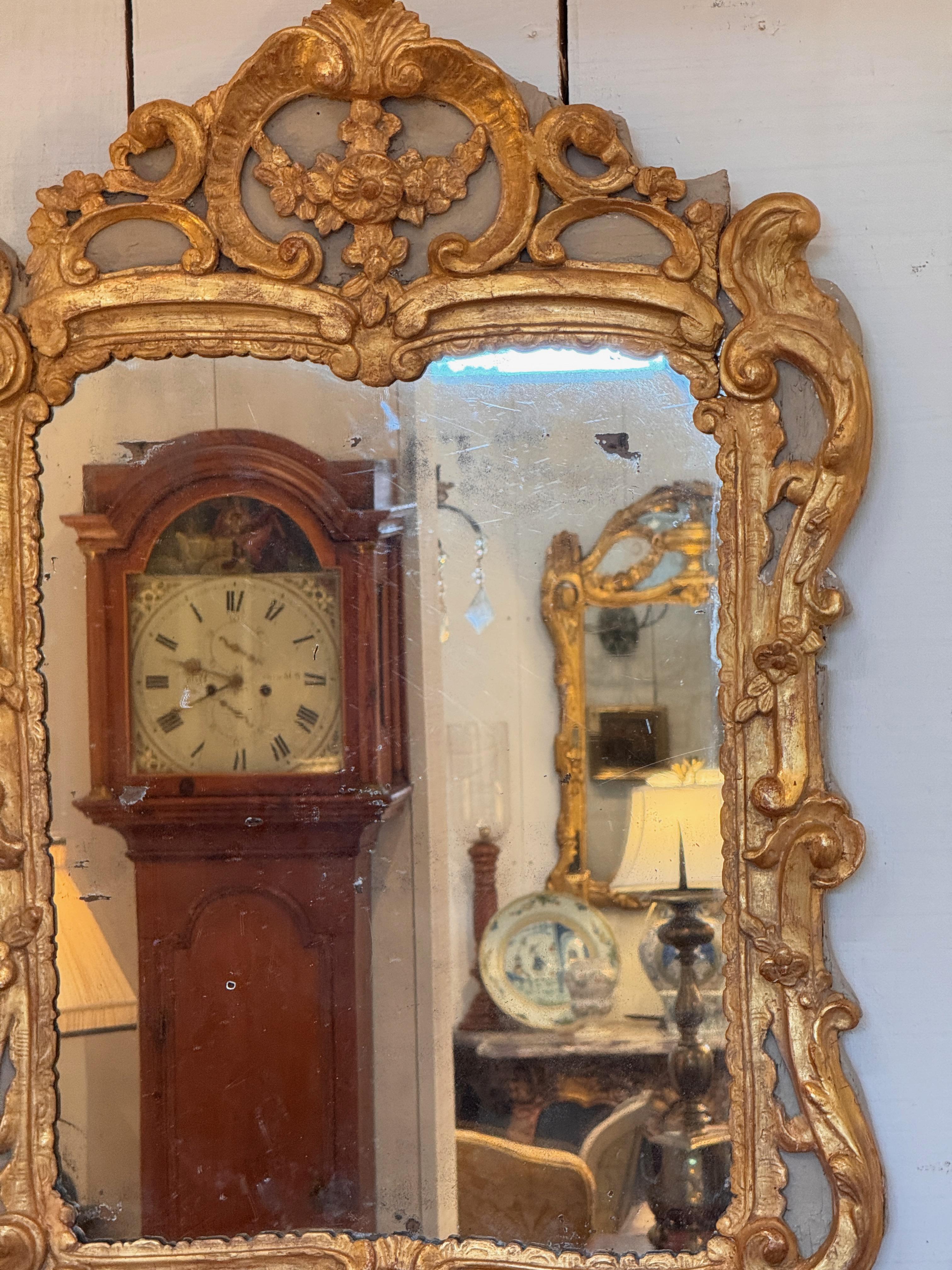 1940s Giltwood Mirror With Floral Crest In Good Condition For Sale In Charlottesville, VA