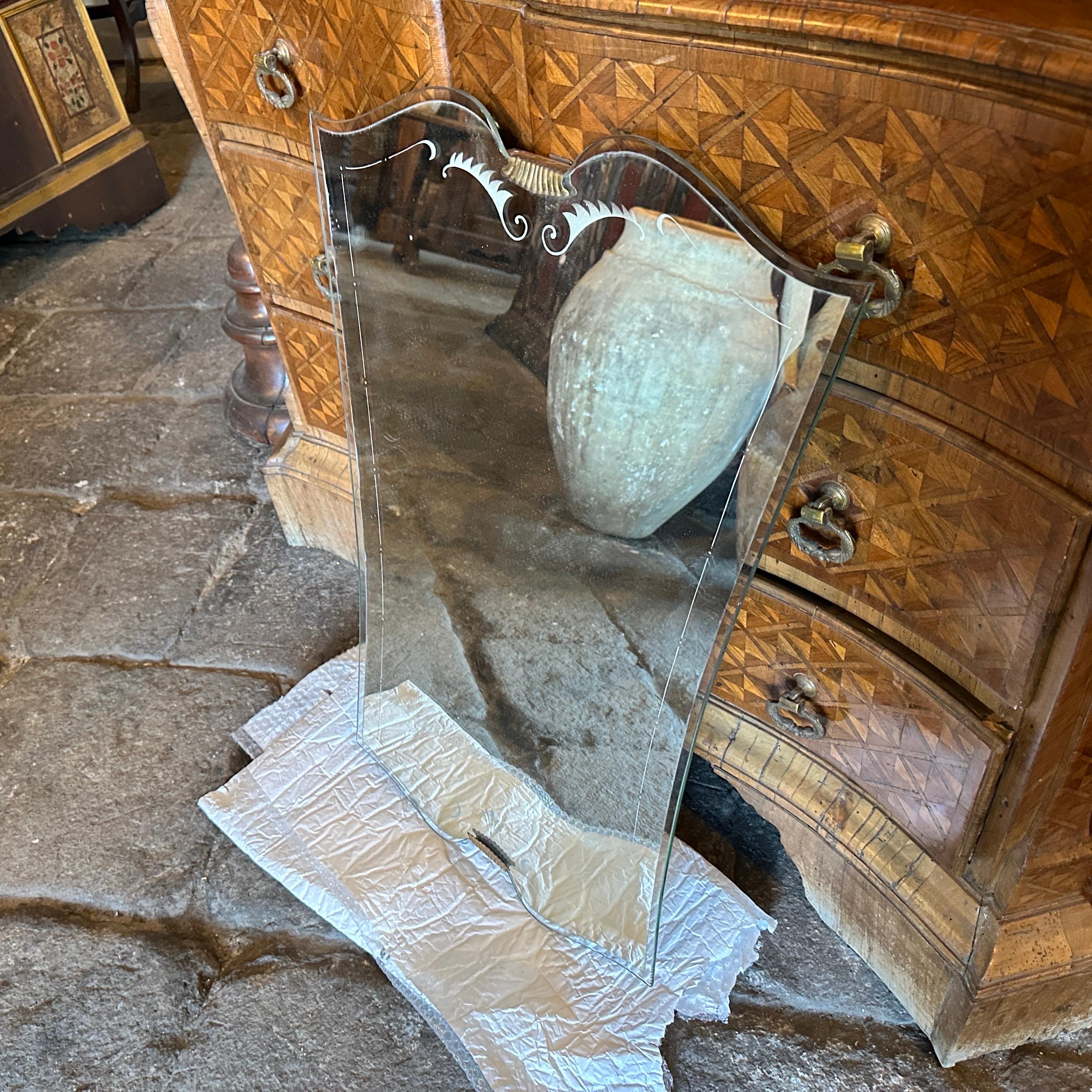 1940s Gio Ponti Style Art Deco Etched Glass and Brass Italian Wall Mirror In Good Condition For Sale In Aci Castello, IT