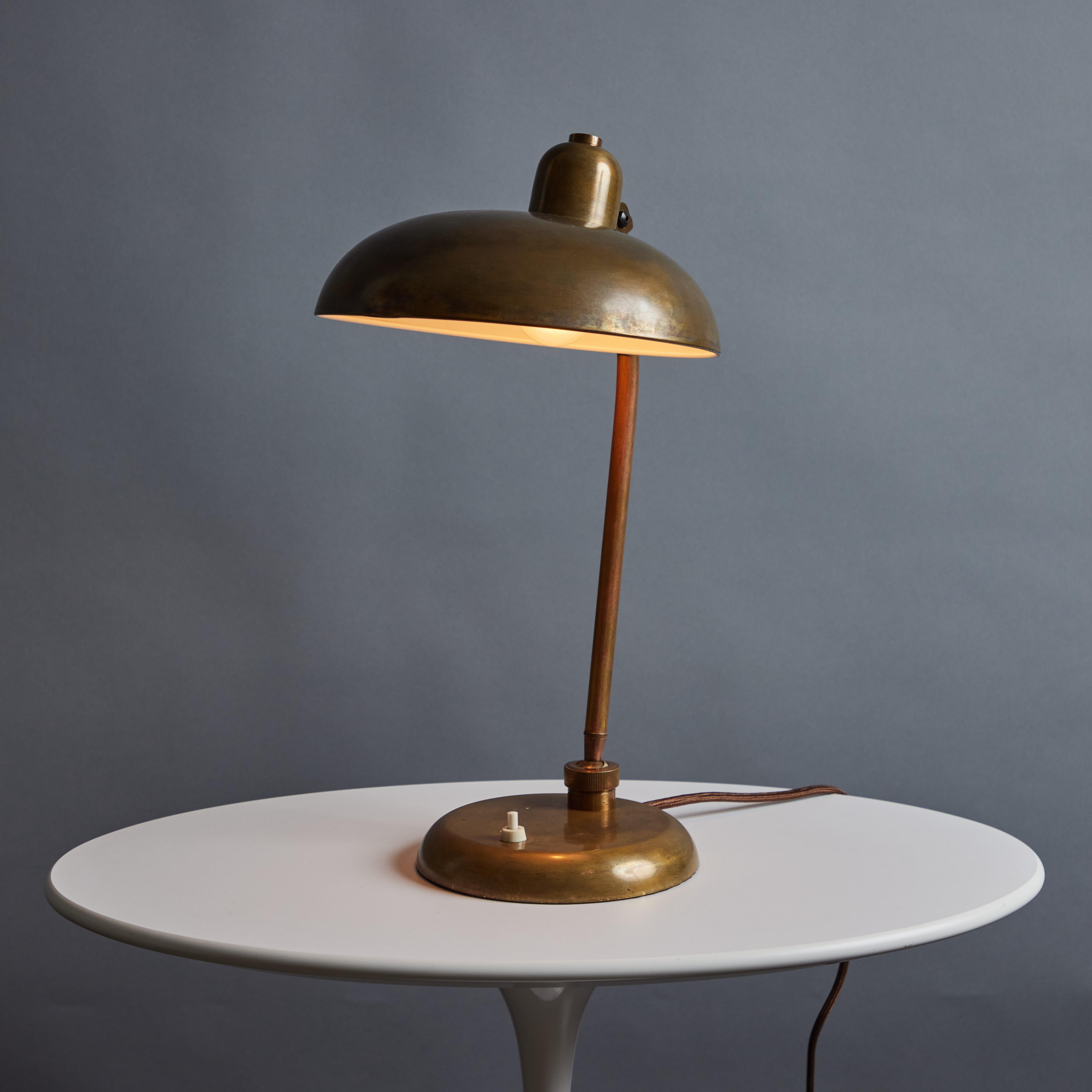 1940s Giovanni Michelucci brass ministerial table lamp for Lariolux. Produced circa 1940 and executed in richly patinated brass with swiveling arm and rotating adjustable shade. Reminiscent of the early designs of Kaiser Idell. An elegant table lamp