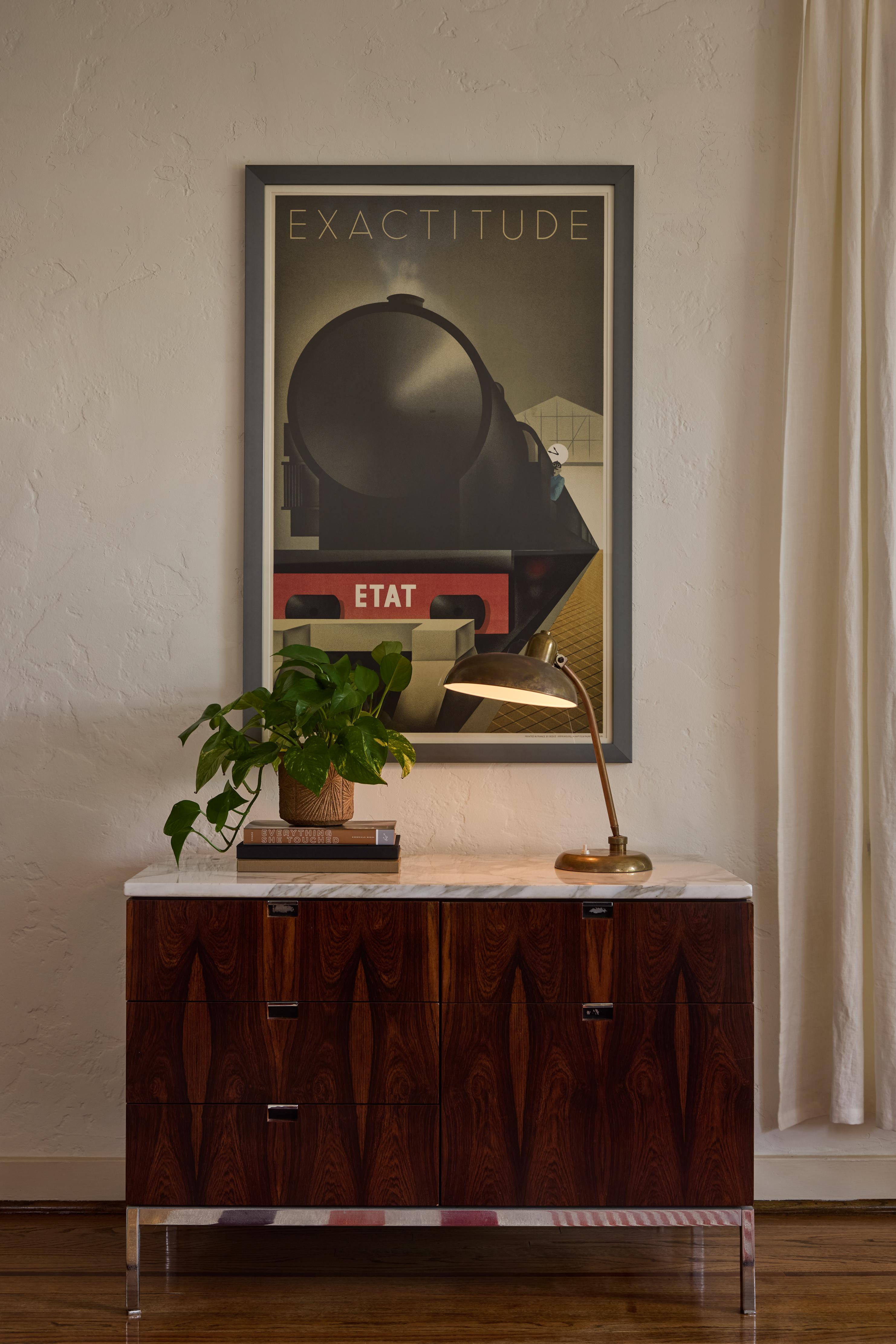 1940s Giovanni Michelucci brass ministerial table lamp for Lariolux. Produced circa 1940 and executed in richly patinated brass with swiveling arm and rotating adjustable shade. Reminiscent of the early designs of Kaiser Idell. An elegant table lamp