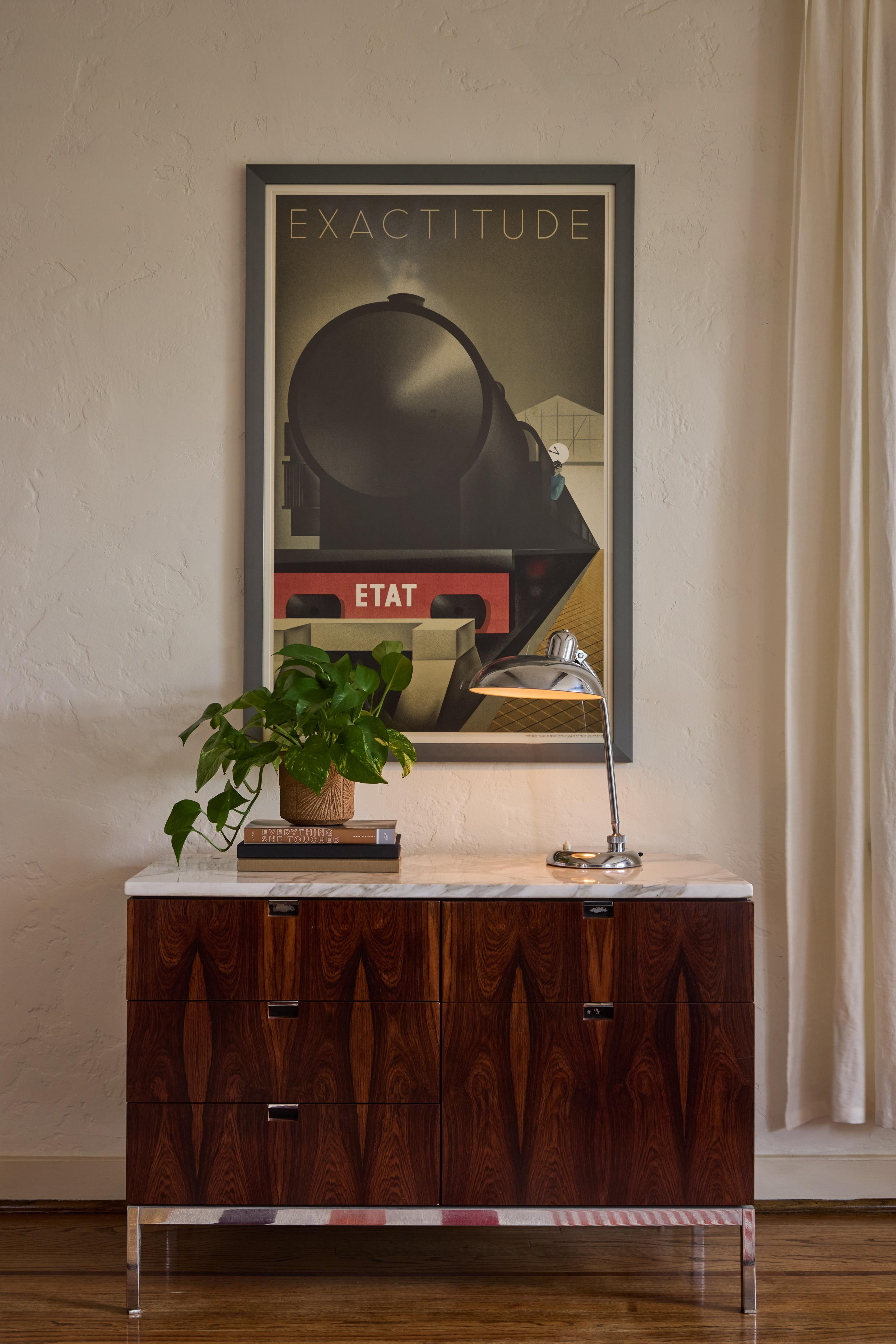 1940s Giovanni Michelucci chrome ministerial table lamp for Lariolux. Produced circa 1940 and executed in polished chrome with swiveling arm and rotating adjustable shade with white painted interior. Reminiscent of the early designs of Kaiser Idell.