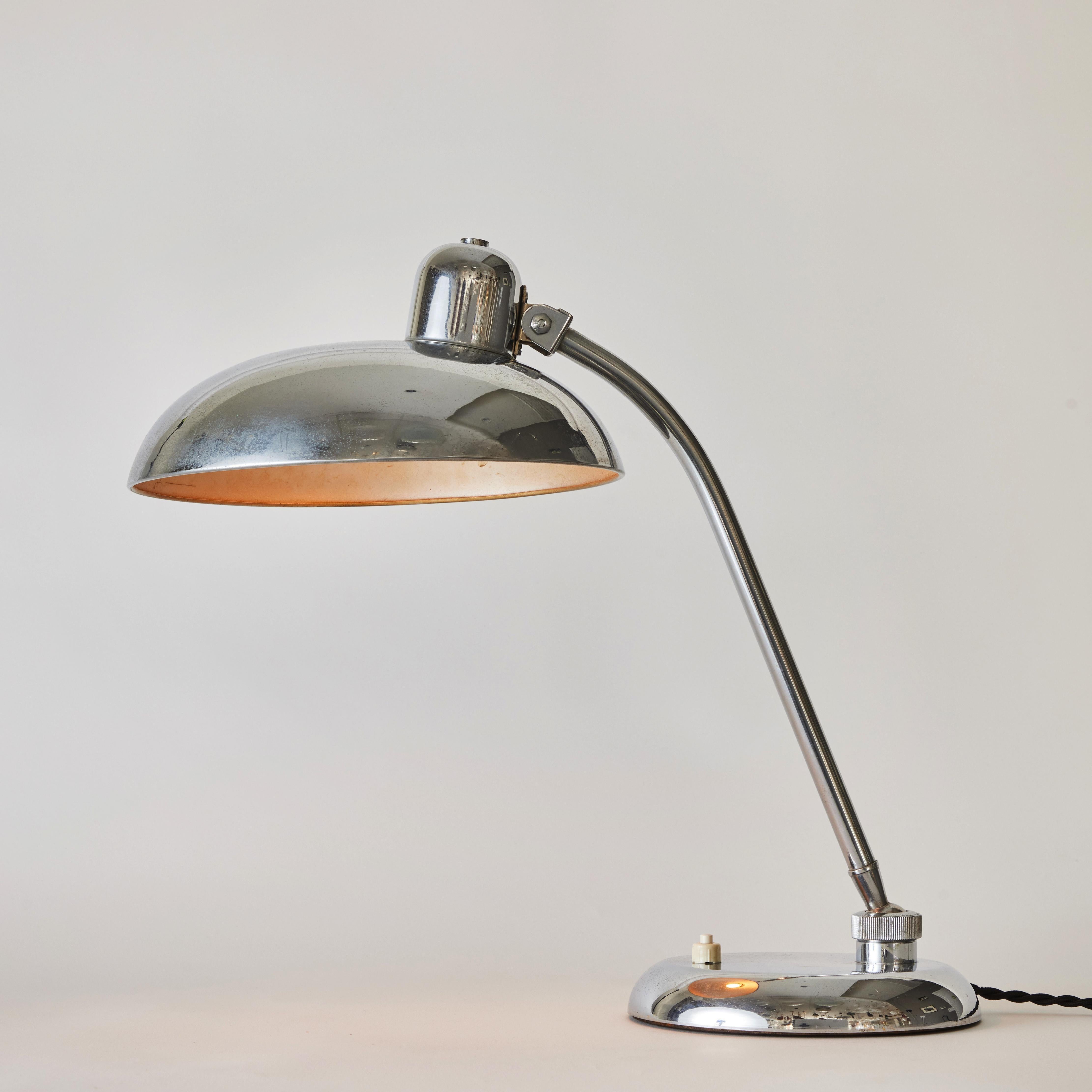 Lampe de table ministérielle chromée Giovanni Michelucci des années 1940 pour Lariolux. Produite vers 1940 et exécutée en chrome poli avec un bras pivotant et un abat-jour rotatif réglable. Il rappelle les premières conceptions de Kaiser Idell. Une
