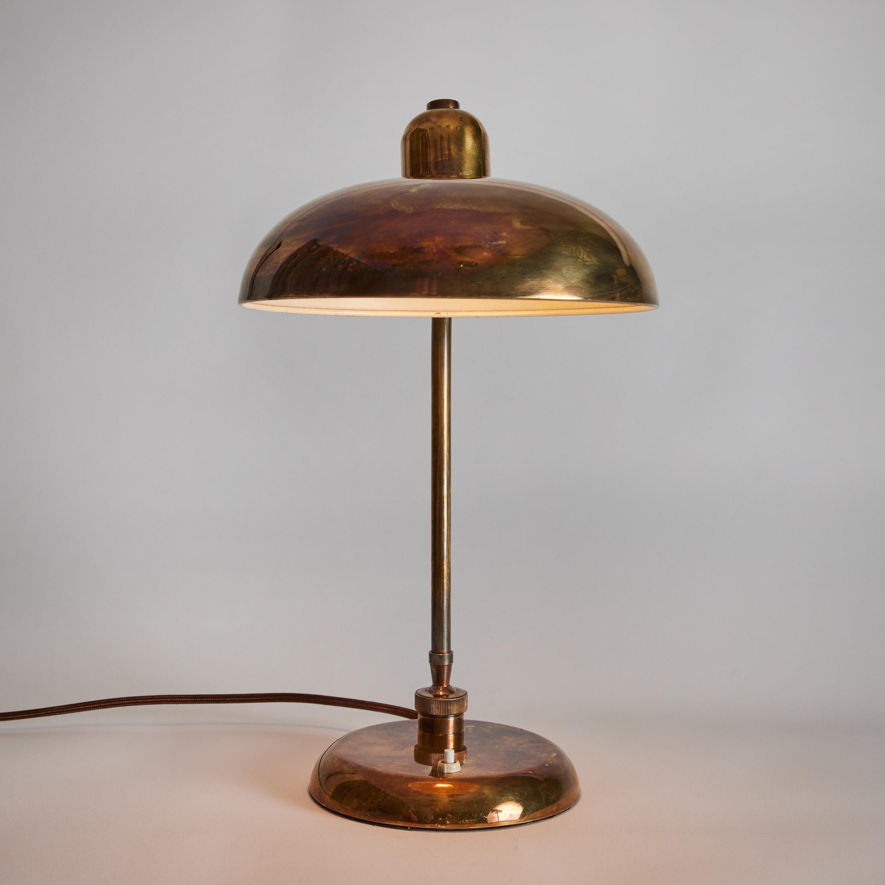 1940s Giovanni Michelucci patinated brass ministerial table lamp for Lariolux. Produced circa 1940 and executed in richly patinated brass with swiveling arm and rotating adjustable shade. Reminiscent of the early designs of Kaiser Idell. An elegant