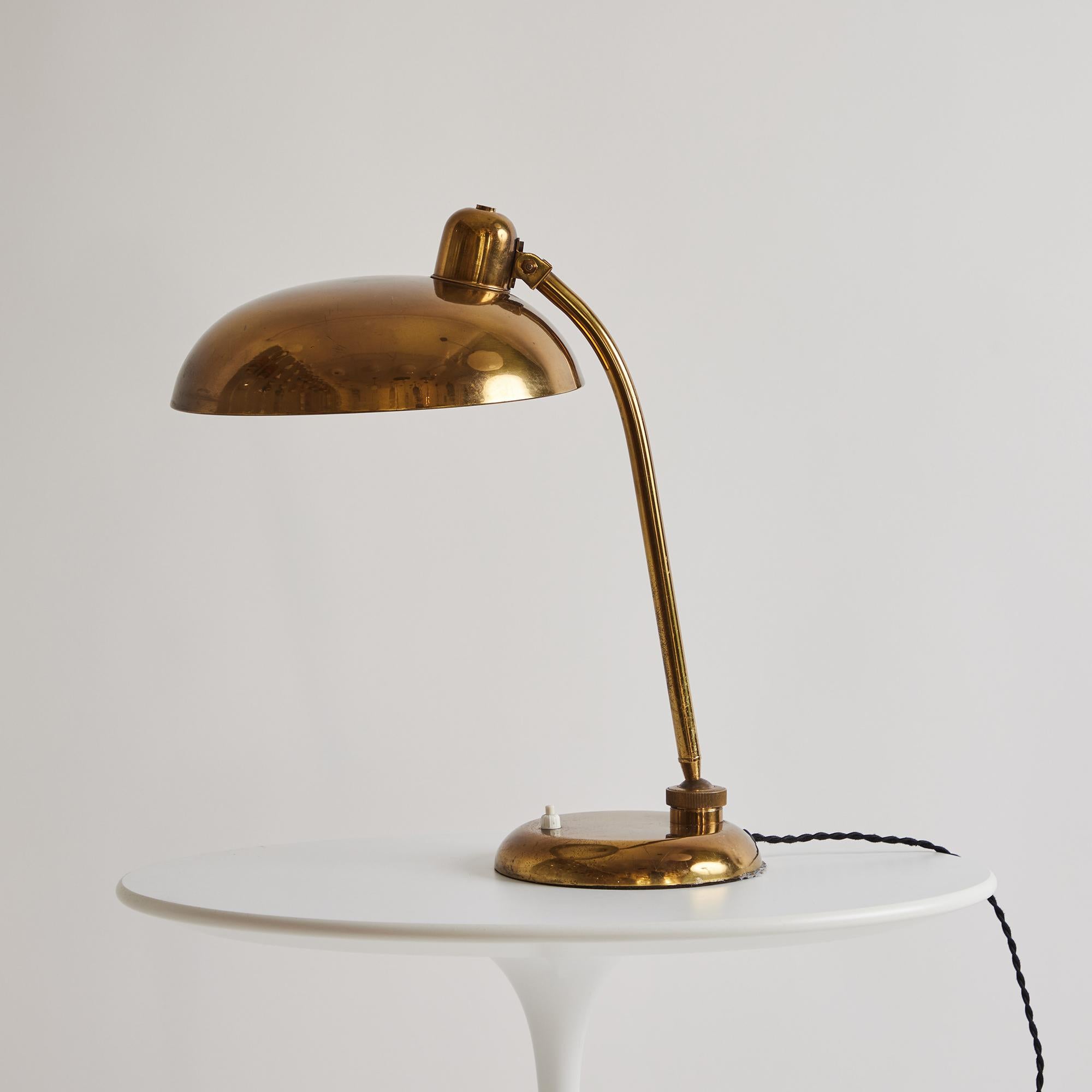 Italian 1940s Giovanni Michelucci Patinated Brass Ministerial Table Lamp for Lariolux For Sale