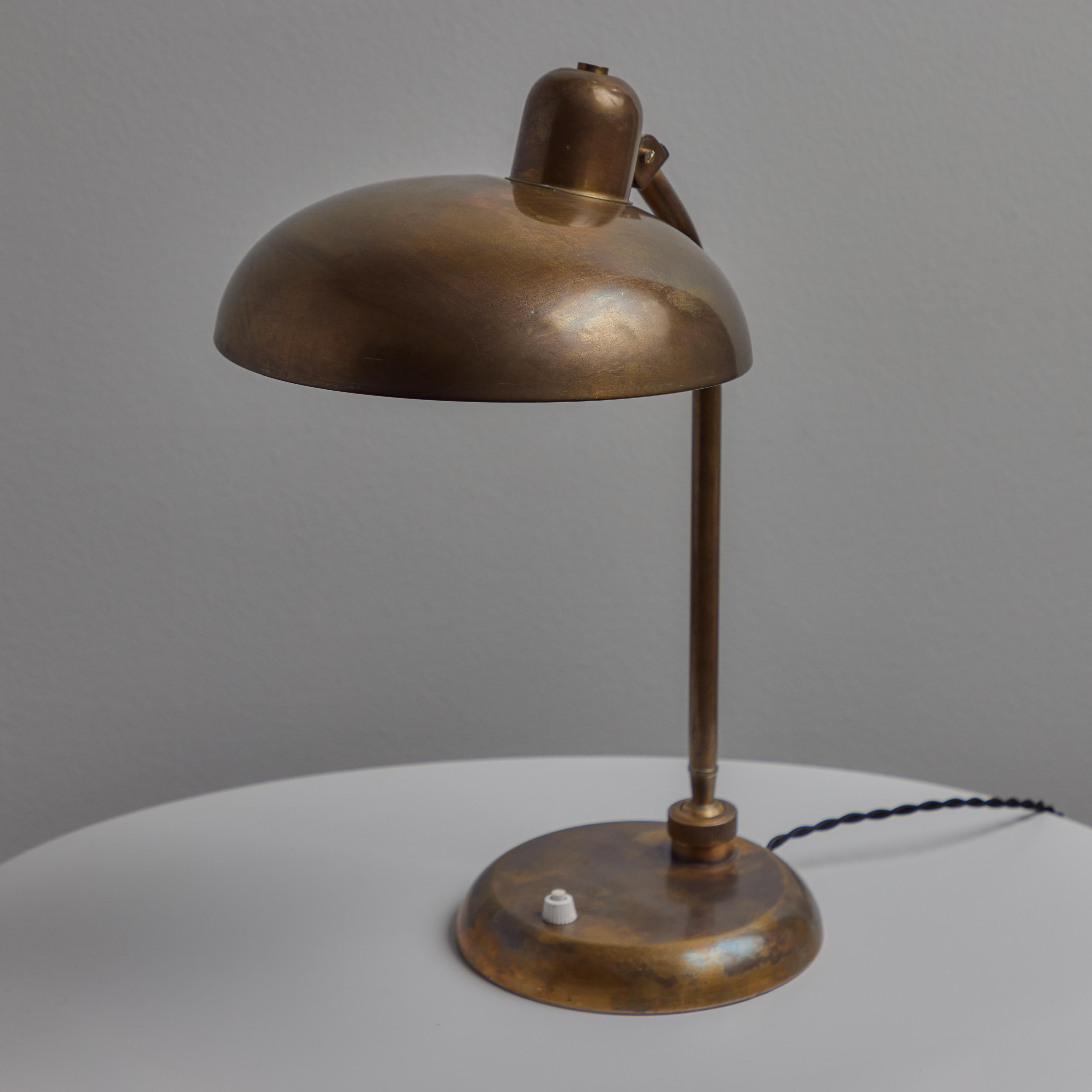 1940s Giovanni Michelucci patinated brass ministerial table lamp for Lariolux. Produced circa 1940 and executed in richly patinated brass with swiveling arm and rotating adjustable shade. Reminiscent of the early designs of Kaiser Idell. An elegant