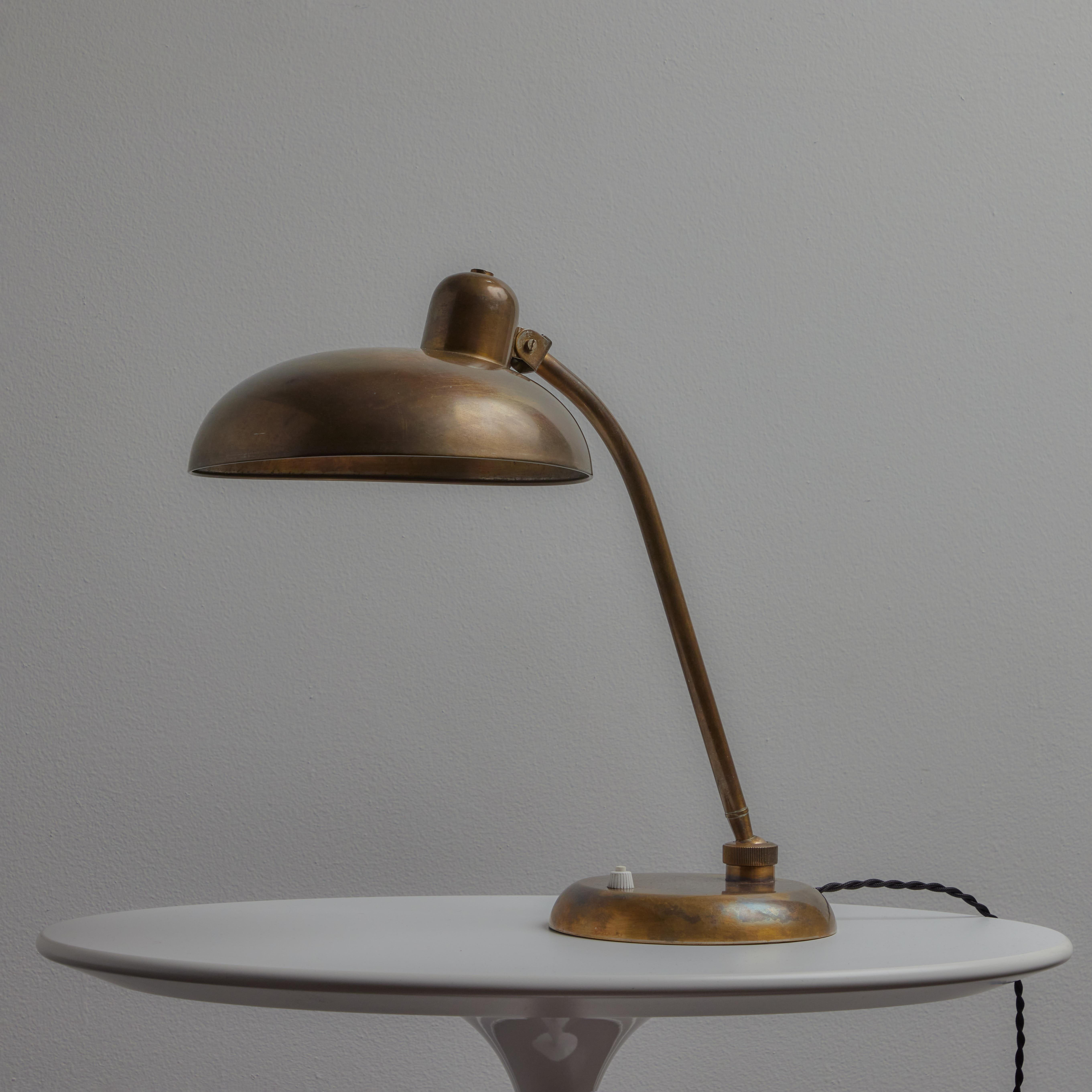 Mid-20th Century 1940s Giovanni Michelucci Patinated Brass Ministerial Table Lamp for Lariolux For Sale