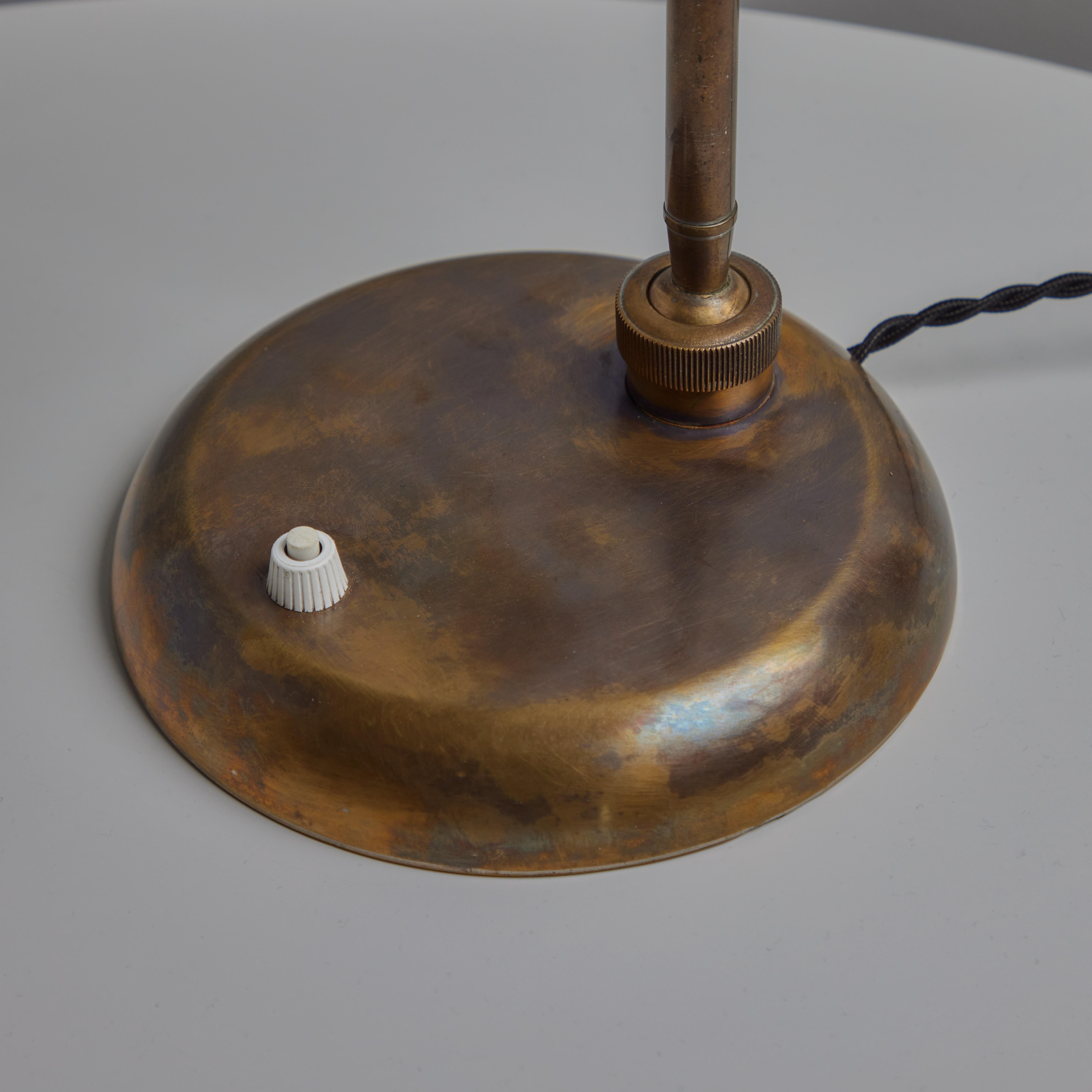 Lámpara de mesa ministerial de latón patinado Giovanni Michelucci de los años 40 para Lariolux en venta 1