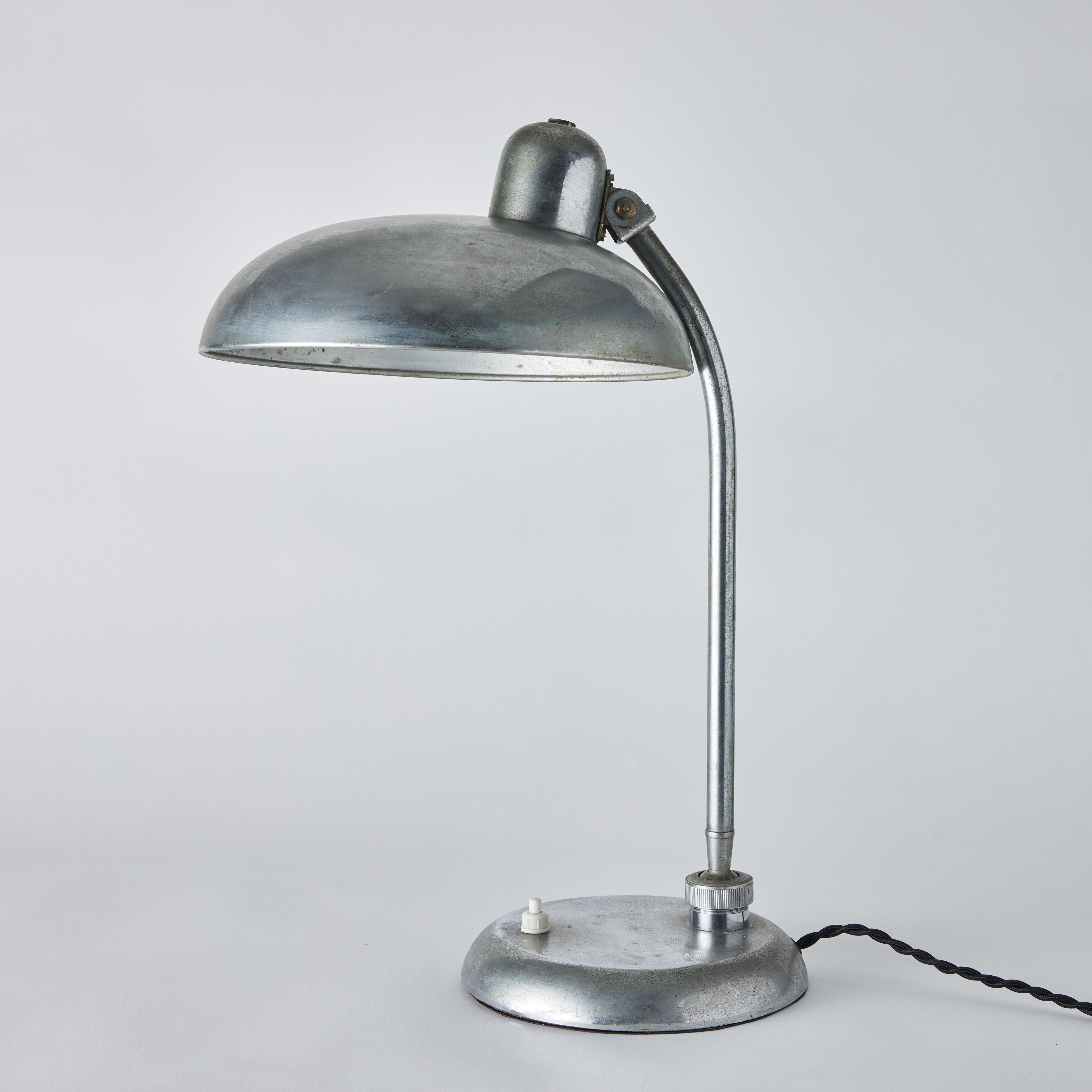 Lampe de table ministérielle en nickel patiné Giovanni Michelucci des années 1940 pour Lariolux. Produite vers 1940 et exécutée en métal nickelé patiné avec un bras pivotant et un abat-jour rotatif réglable. Il rappelle les premières conceptions de