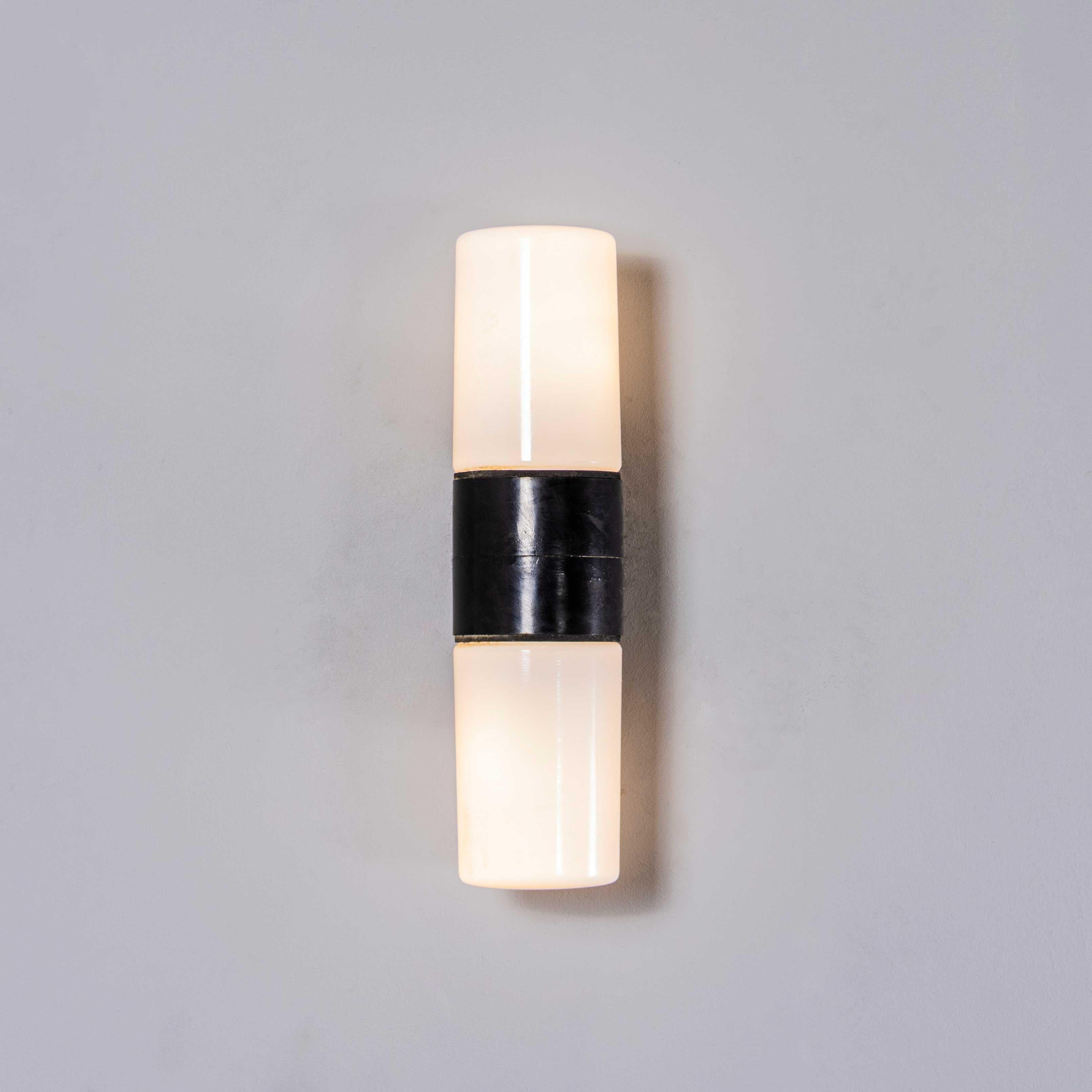 Vetro Lampade da parete a bastone in vetro e bachelite degli anni '40 in vendita