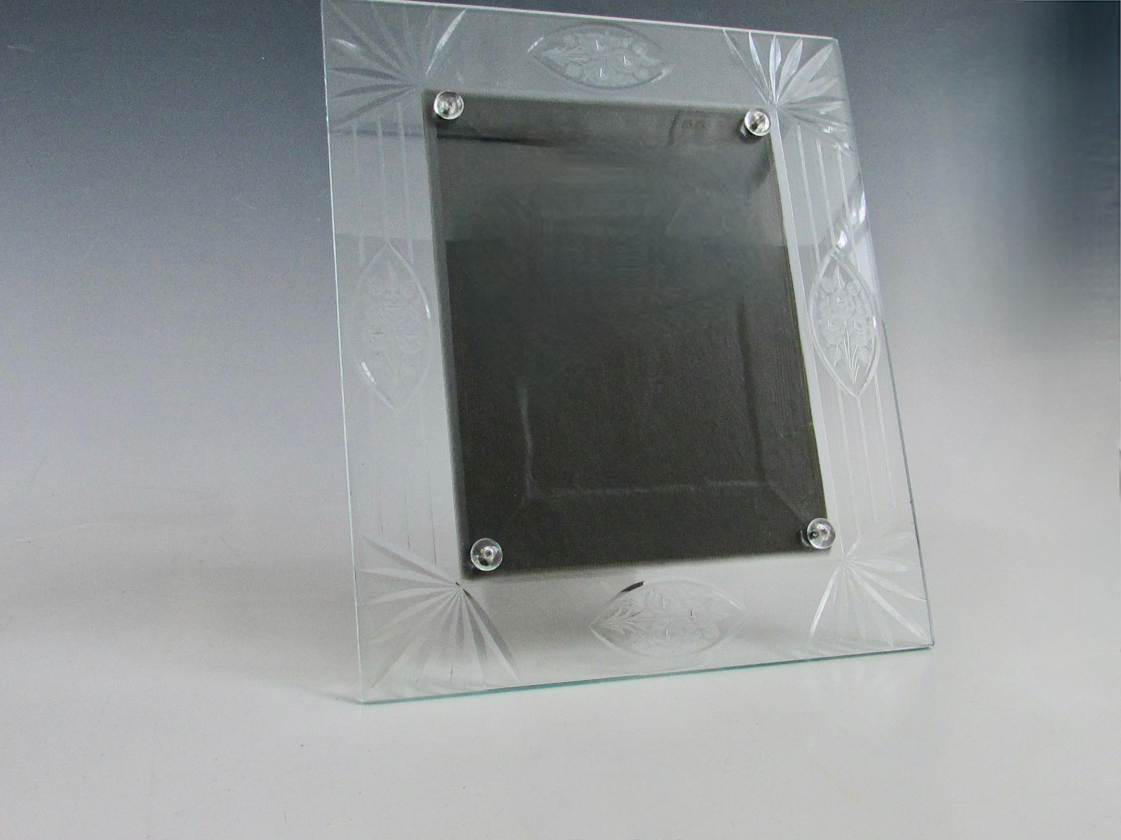 Marco de fotos de sobremesa de cristal de los años 40 con diseño inciso en venta 2